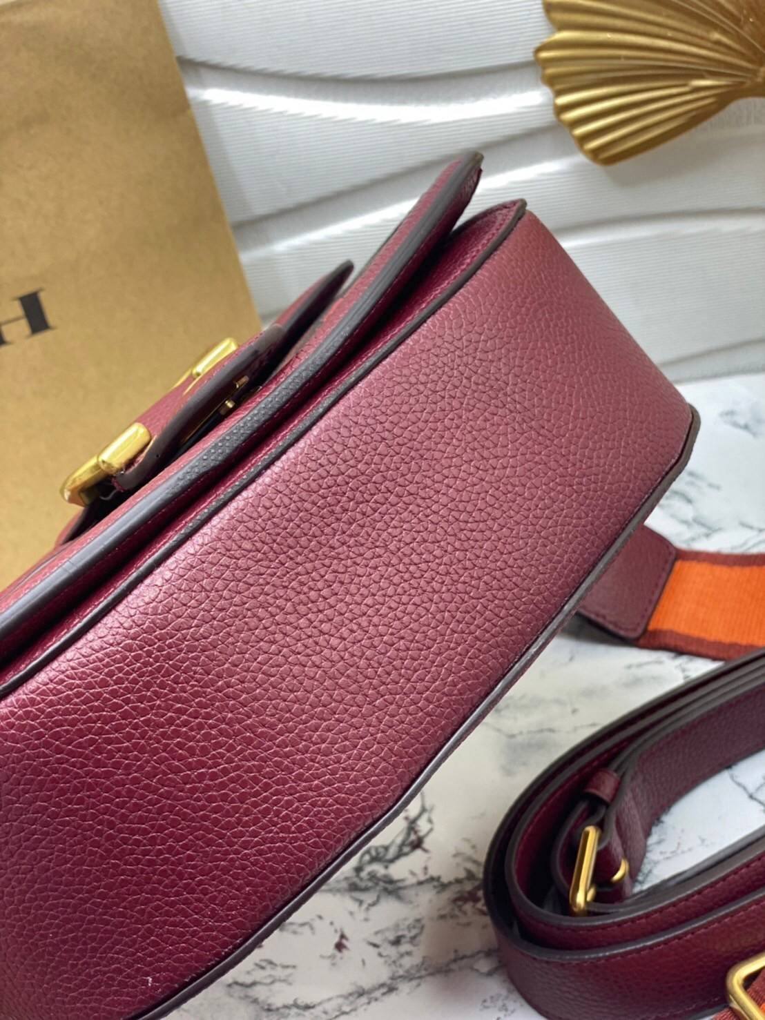 COACH BEAT SADDLE BAG WITH HORSE AND CARRIAGE C0747 ฮอตไฟลุก! สีหายาก ละมุนคุณหนู คอลเลคชั่นใหม่ ดีไซน์หรูหรา พิเศษมากๆมาพร้อมสายสะพาย 2 เส้น ใช้คู่กันหรือแยกสะพายก็สวยครบสูตร กระเป๋าสะพายทรง saddle คลาสสิค เปิด-ปิดด้วยกระดุมแน่นหนา ภายในเป็นช่องโล่ง ใส่ข