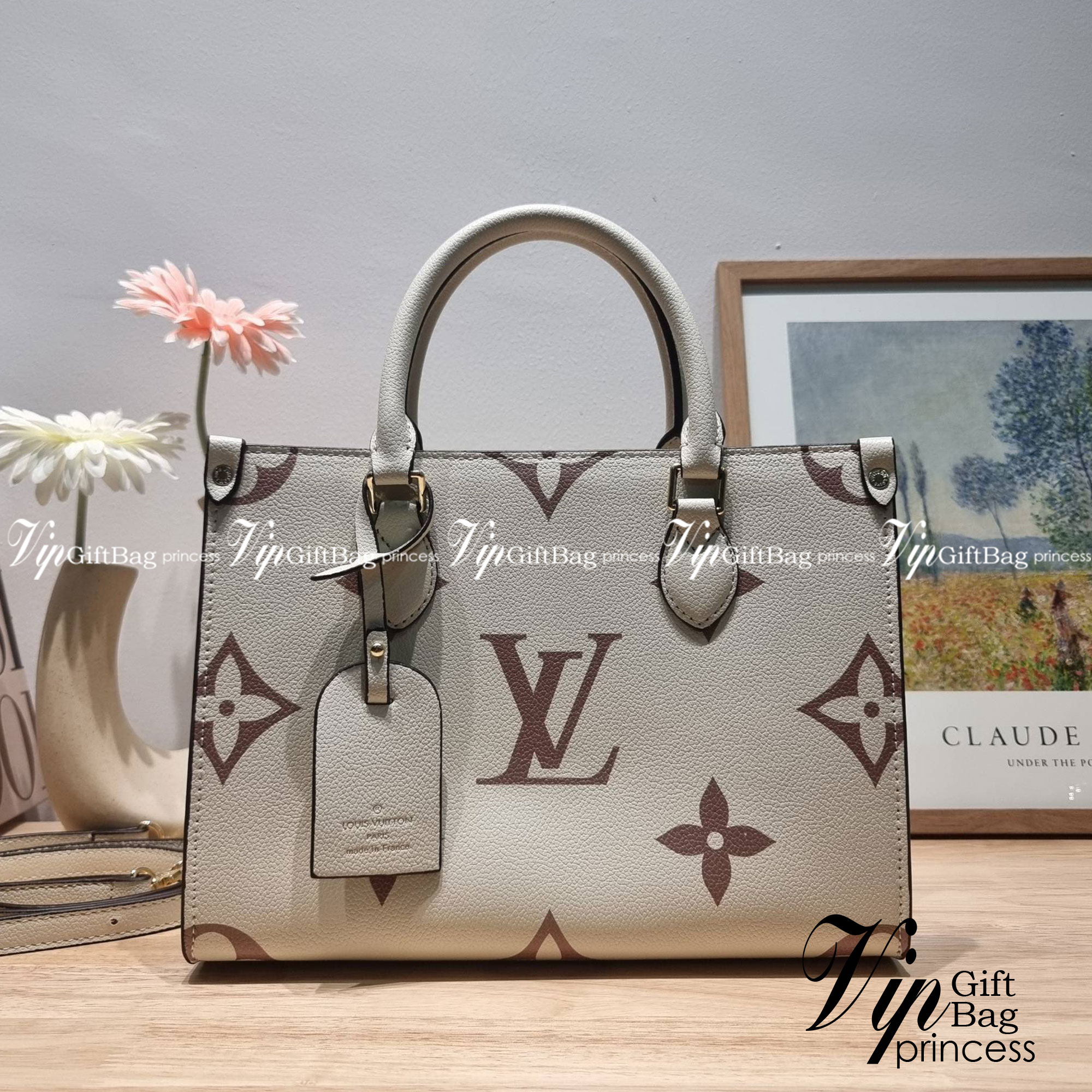 LV Onthego / LV crossbody tote bag กระเป๋าทรงโท้ทเวอร์ชั่นดั้งเดิม ที่คลาสสิค ผู้ดี หรูหรา โทนสีใช้งานง่าย ได้ทุกลุค ทุกสไตล์ วัสดุหนังลูกวัว ผิวลายเกรน มาพร้อมหูจับในตัว คล้องแขนก็ดูแพง หรือจะเกี่ยวสายครอสสะพายก็อัพลุคได้เลย ภายในโล่งกว้างมาก มีอะไหล่เกี