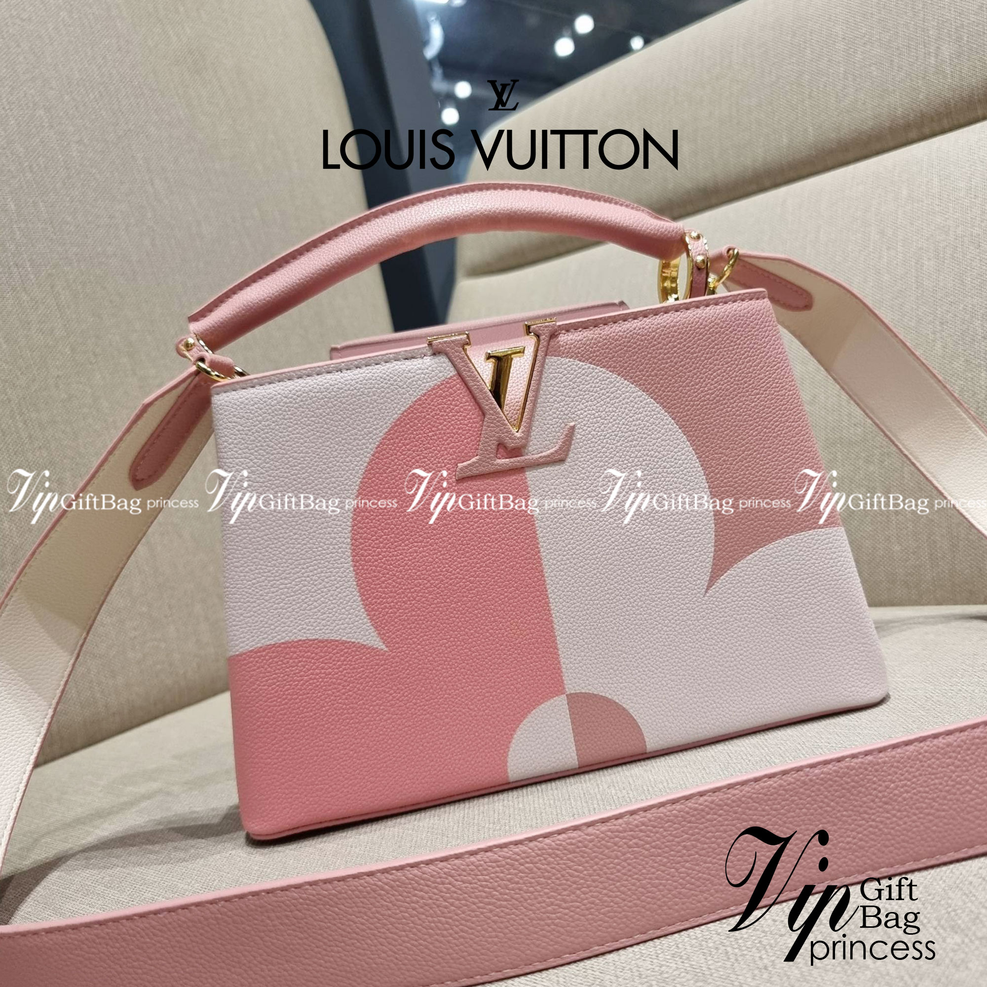 LV capucines top handle ที่สุดของความสวยในราคาเบาๆ กระเป๋าถือสุดหรู ดีไซน์ทรงคลาสสิค พร้อมลวดลายหรูหรา มาพร้อมหูจับในตัว ด้วยรูปทรงวินเทจและวัสดุหนังลูกวัว สัมผัสดี ขับผิว ทำให้ไอเท็มนี้สะกดทุกสายตาจริงๆ และยังมีลูกเล่นที่ฝาปิดกระเป๋า ที่สามารถปิด หรือสอด