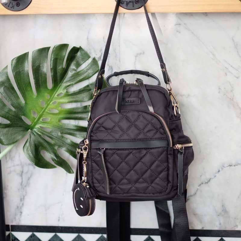 Keep Rouget Backpack กระเป๋าเป้ทรงน่ารักจากแบรนด์ ปรับสะพายได้หลายแบบ มาพร้อมพวงกุญแจ smile bag วัสดุจากผ้าไนล่อนเนื้อดี ตีลายตาราง น้ำหนักเบา ตัวกระเป๋ามีสายสั้น ให้เพิ่มอีก 1 สาย สำหรับสะพายไหล่ ขนาดกำลังดี ใส่กระเป๋าสตางค์ใบยาว, มือถือได้ทุกรุ่น มีช่อง