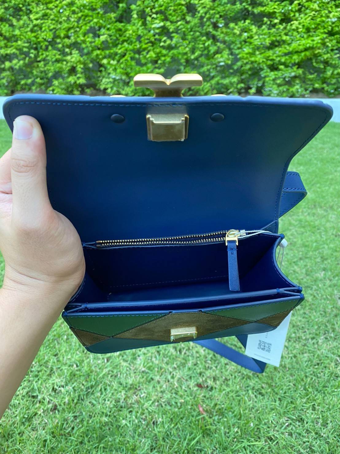 Tory Burch Eleanor Bag (รหัสรุ่น 84089) Collection ใหม่2021 ชนช็อป กระเป๋าสะพายcrossbody 💚สีเขียวเหนี่ยวทรัพย์วัสดุชั้นดี เปิดปิดด้วยแม่เหล็ก ภายในโล่งและมีช่องซิปด้านข้าง สายสะพายปรับระดัยสั้นยาวได้ตามใจชอบ รุ่นนี้สวยหรูไฮโซมาก ห้ามพลาดนะสาวๆ