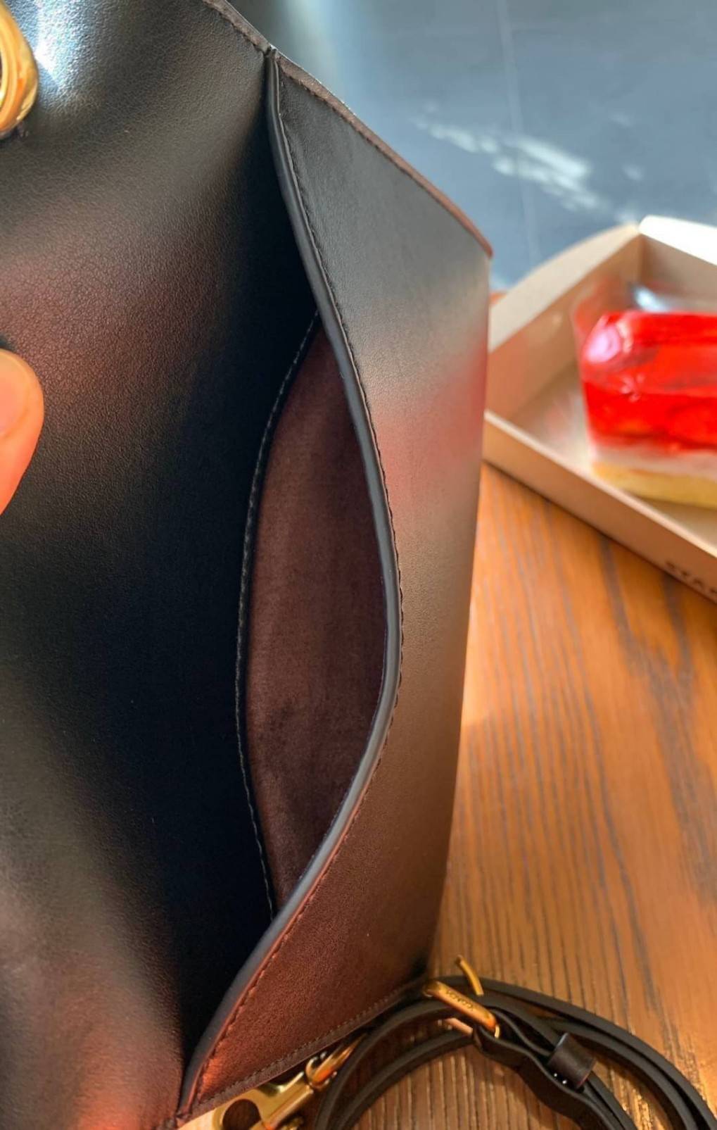 OUTLET 】COACH TABBY TOP HANDLE 20 LEATHER BAG หรูหรามากๆค่ะ สินค้าแนะนำ!! กระเป๋าถือ//สะพายข้างได้ วัสดุหนังแท้อย่างดี หนึ่งใบทำหนัง2แบบได้อย่างลงตัว สวยงาม มีอะไหล่ตัวC ใหญ่ด้านหน้าโดดเด่นหรูมากๆค่ะ 🔺เปิดปิดแบบกดล็อค ภายในมี2ช่องสำหรับใส่ของ สามา