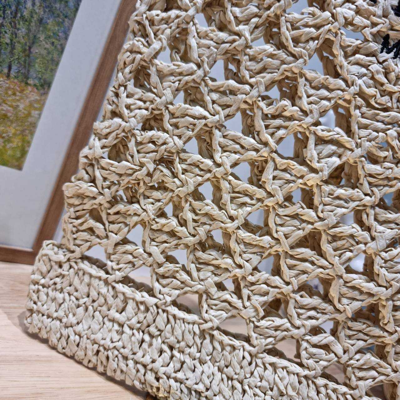 PRADA CROCHET TOTE BAG กระเป๋าสะพายทรงโท้ทลายสาน สวยไม่ซ้ำใคร สไตล์บีช เหมาะมากกับการสะพายไปเที่ยวทะเล หรือจะใช้ในวันสบายๆก็ตอบโจทย์