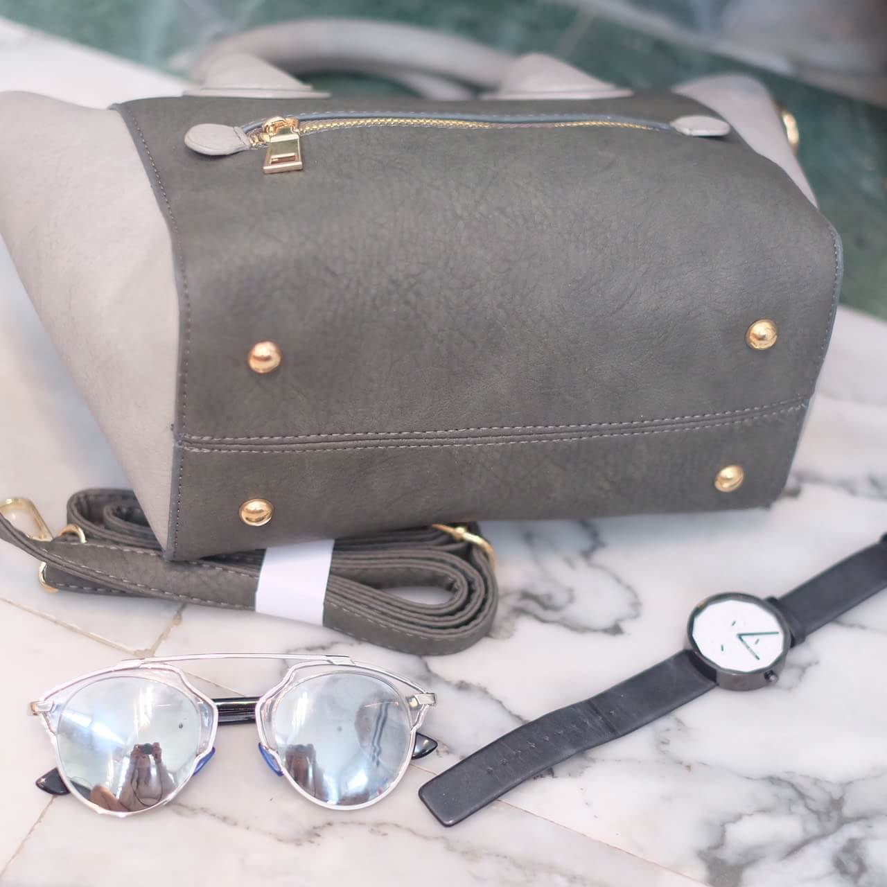 งานแท้ชนช้อป รุ่นใหม่ สีใหม่ D.grey จากแบรนด์ DAVID JONES หนังกลับ สวยมาก แถมทรงเก๋มากๆค่า ตัวกระเป๋าขนาดกะทัดรัด น้ำหนักเบา จุของคุ้มมากๆ คะ สีกระเป๋า เข้ากับชุดง่ายมากคะ มีปอมๆ เข้า set กับกระเป๋าด้วยนะคะ ใบนี้ แนะนำเลยค่าสวยเลอค่า