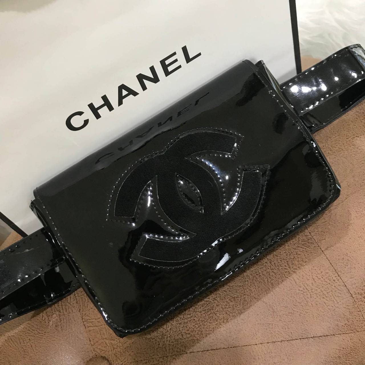 New Chanel Waist Bag Gift With Purchase (GWP) กระเป๋าสะพายคาดเอวหรือคาดอกพรีเมี่ยมกิ้ฟของแท้จาก Chanel Perfume Counter รุ่น Limited Edition วัสดุหนังเเก้วเรียบสวยอยู่ทรงลายมีโลโก้ด้านหน้า เปิดปิดด้วยฝาปิดกระดุมแม่เหล็ก ภายในโล่ง ซับในลายเเบรนด์ ใส่มือถือไ