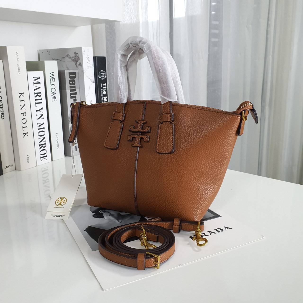 Tory Burch Mcgraw Mini Top Zip Satchel กระเป๋าสะพายทรงสวย ใบขนาดเล็กกำลังดี หนังสวยมาก ปักโลโก้แบรนด์ด้านหน้า เปิดปิดด้วยซิปยาวอะไหล่ทอง บุผ้าไนลอนปั้มลายแบรนด์ด้านใน พร้อมช่องใส่ของ1ช่อง สามารถใส่กระเป๋าสตางค์ใบยาว มือถือ iphone เงิน ของจุกจิกได้ มาพร้อม