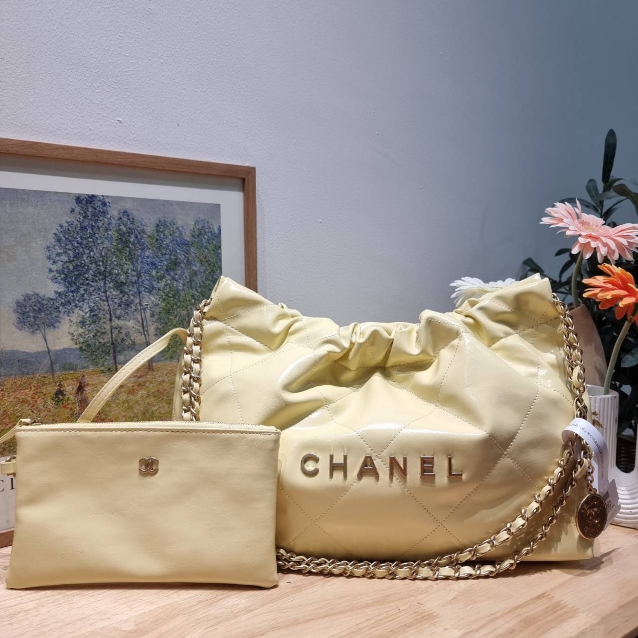Chanel 22 horizontal bag แรงเกินต้านที่สุดกับไอเท็มนี้ ที่สาวๆหรือใครๆก็ต้องมี มาในไซส์ใหญ่ รูปทรงใช้ง่ายขึ้น แต่ยังจุได้หนักๆเหมือนเดิม ดูหรูหรา เกินเรื่องที่สุด