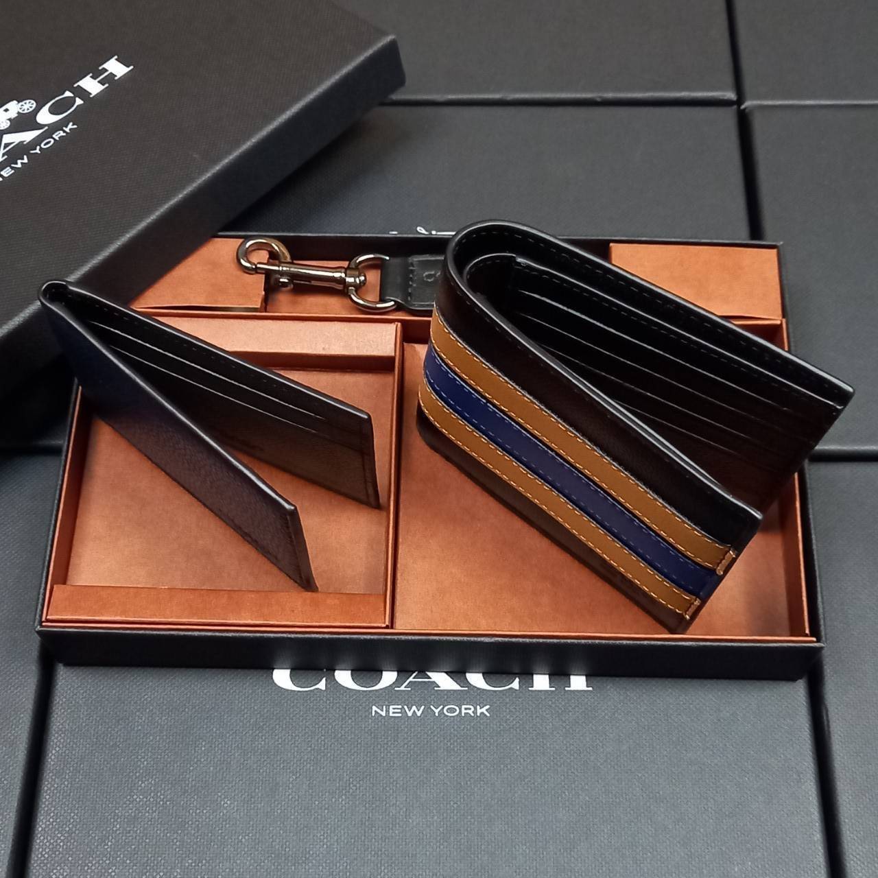 COACH 3-IN-1 WALLET WITH VARSITY STRIPE WITH KEY FOB LIMITED BOX(COACH 3007)🍁กระเป๋าสตางค์ มี ID ใบลูก สำหรับใส่บัตรแยก มีพวงกุญแจ ใช้แล้วดูหล่อสุดๆ🔸️**จะใช้เอง หรือเป็นของขวัญให้คนสำคัญ ก็ตอบโจทย์มากๆ **รับประกันว่า หยิบใช้แบบวางไม่ลงกันเ