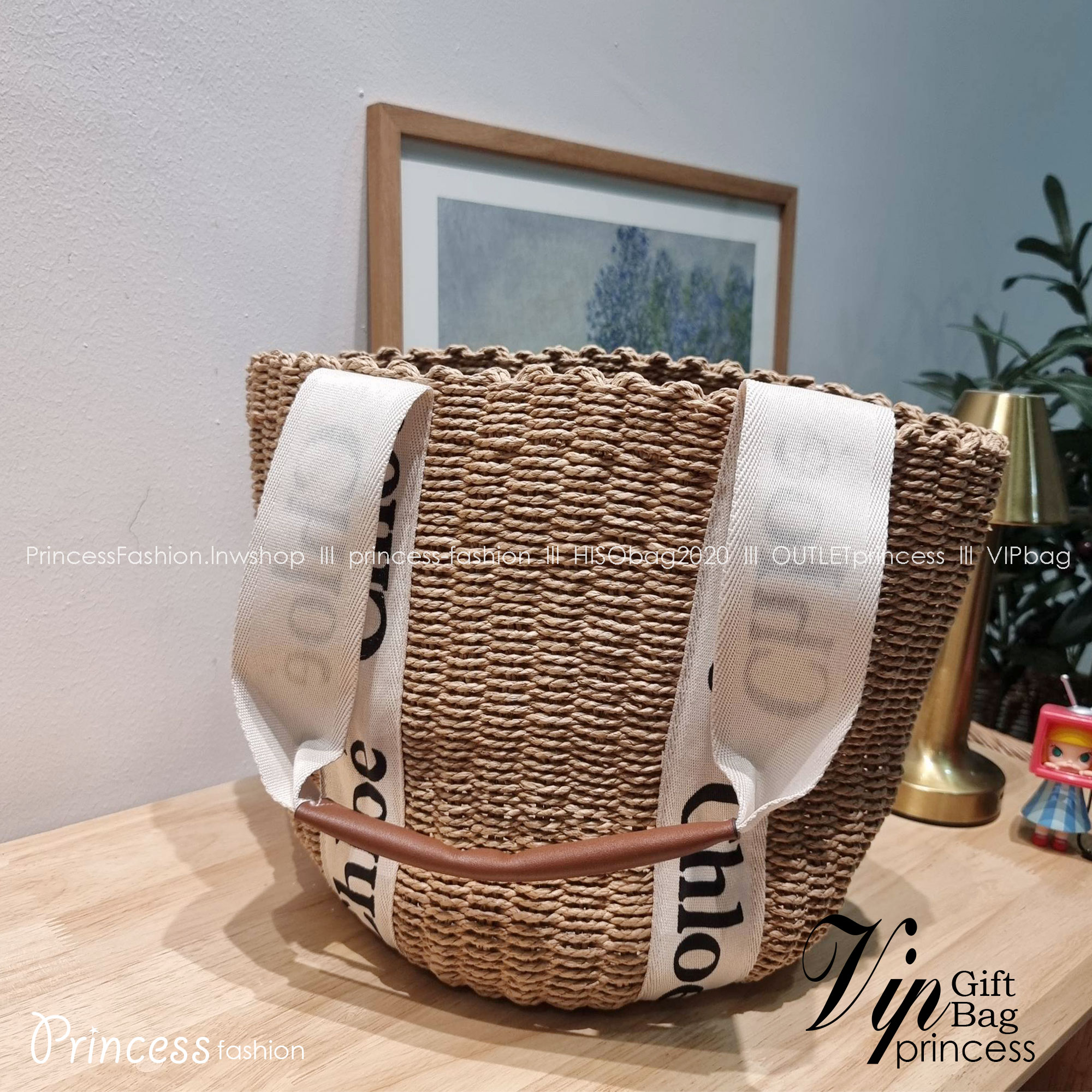 CHLOE LARGE WOODY BASKET กระเป๋าสะพายสานทรงตะกร้า ยอดฮิตติดลมของแบรนด์ ด้วยวัสดุสังเคราห์จากธรรมชาติ สานทอเต็มใบออกมาเป็นลวดลายสวยงาม