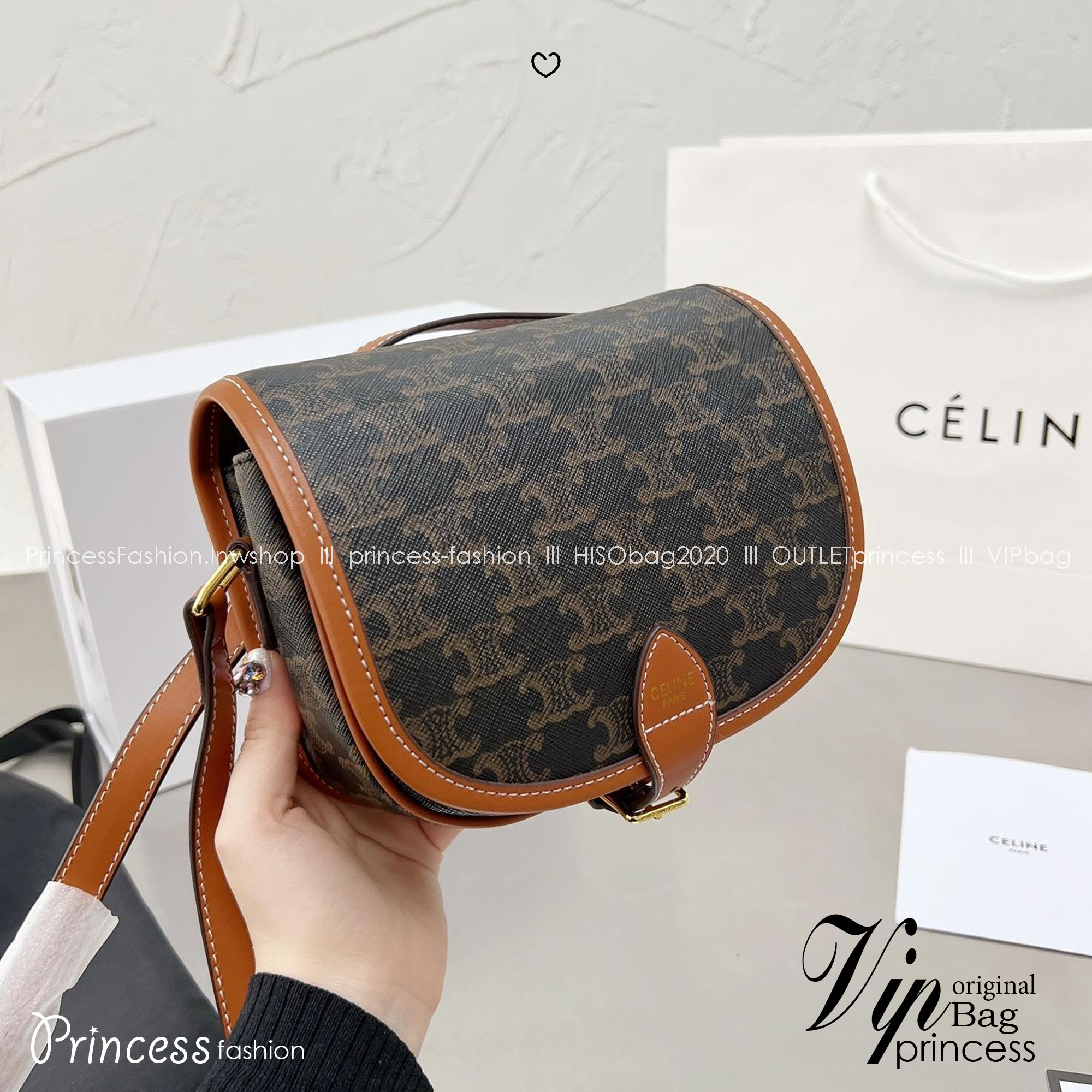 CELINE Folco bag in Triomphe canvas and Leather กระเป๋าสะพายข้าง รุ่นตามหาเข้าเพิ่มเติมสต๊อกพร้อมส่งแล้วค่าสาวๆ รุ่นยอดฮิต ขายดีไม่มีตก ทรงสวยโดดเด่นเป็นเอกลักษณ์ ดีไซน์โค้งมนสวยงาม