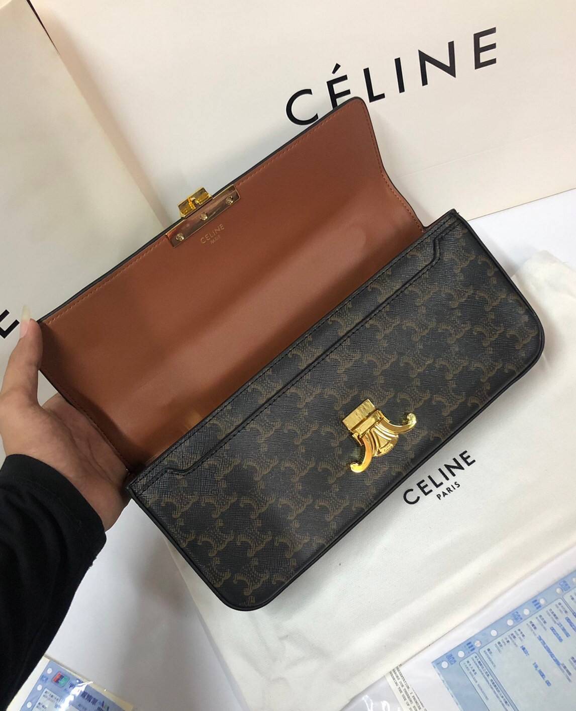 หนังแท้ CELINE TRIOMPHE CHAIN SHOULDER BAG INTRODUCING THE NEW CELINE BAG / CELINE CHAIN BAG TRIOMPHE IN SHINY CALFSKIN CELINE WOMEN WINTER 21 ก็ปังๆ ยาวๆ ไปเลยสิค่ะ งานหนังแท้ทั้งใบสวยหรู สวยมากกก เก๋มาก ต้องมีแล้วค่าา แบบใหม่ล่าสุด งานพึ่งเข้ามาน้อยน้าา