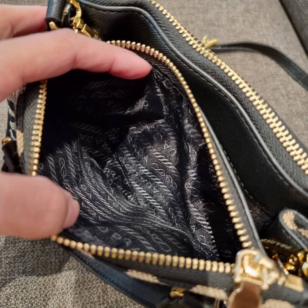 PRADA GALLERIA JACQUARD FABRIC BAG กระเป๋าถือ/สะพายดีไซน์ใหม่ ผ้า jacquard ถักทอเป็นลวดลายสวยคม โดดเด่นไม่ซ้ำใคร ด้านข้างมีกระดุม ติดเก็บทรงได้ ตัวกระเป๋าถูกแบ่งเป็นสัดส่วน เป็นช่องซิป 2 ด้าน และช่องกลางเก็บของอีกหนึ่ง มาพร้อมหูจับในตัว และสายครอสให้ เป็น