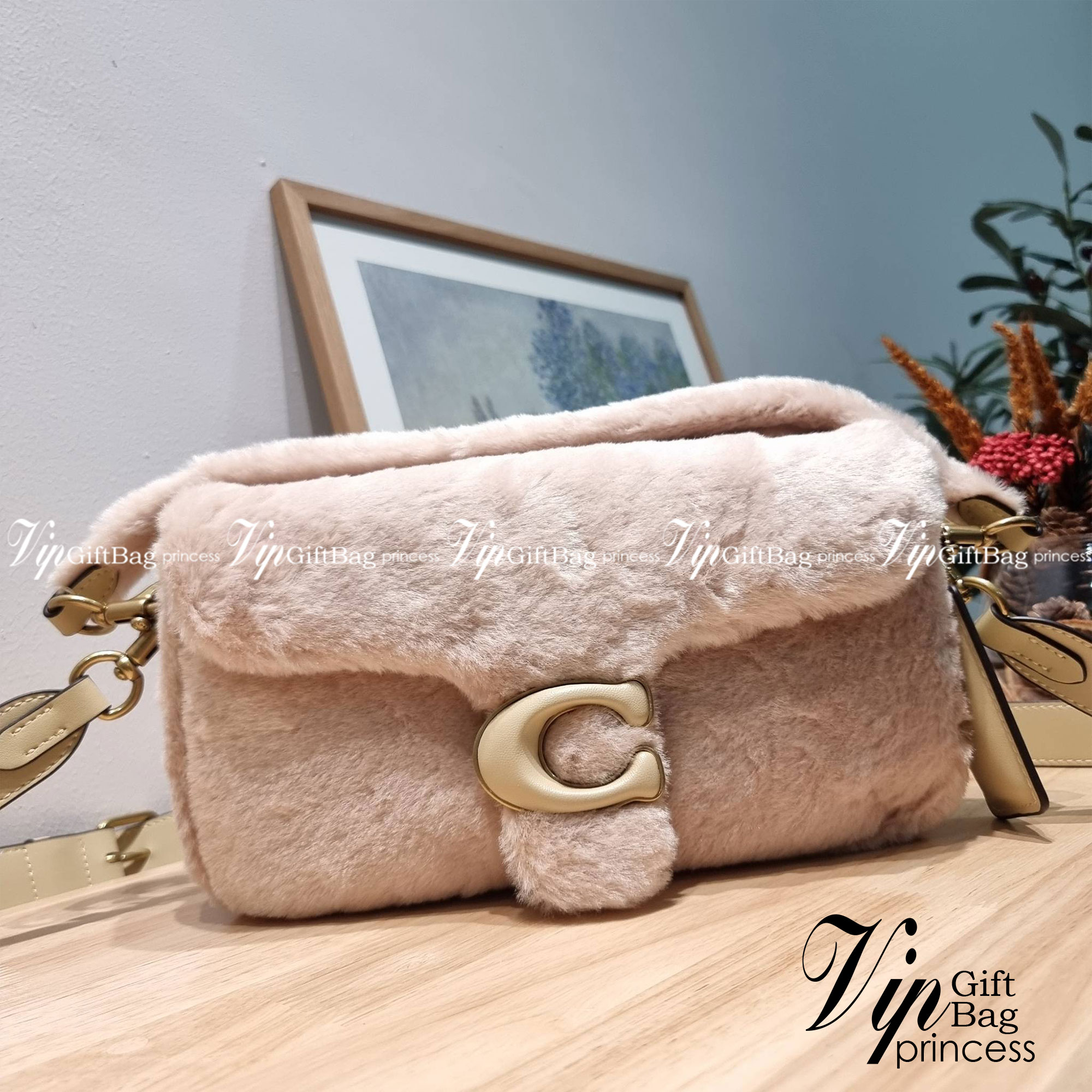 Coach pillow tabby shoulder bag 26 in shearling / COACH LEATHER COVERED C CLOSURE CC445 ใหม่ล่าสุดต้อนรับฤดูหนาว กับคอลเลคชั่นคุณหนู กระเป๋าสะพายไหล่ ดีไซน์วินเทจย้อนยุคตกแต่งขนรอบใบนุ่มฟู สวยลูกคุณมาก!! เปิด-ปิดด้วยกระดุมแม่เหล็ก รับรองแน่นหนา ภายในเป็นช