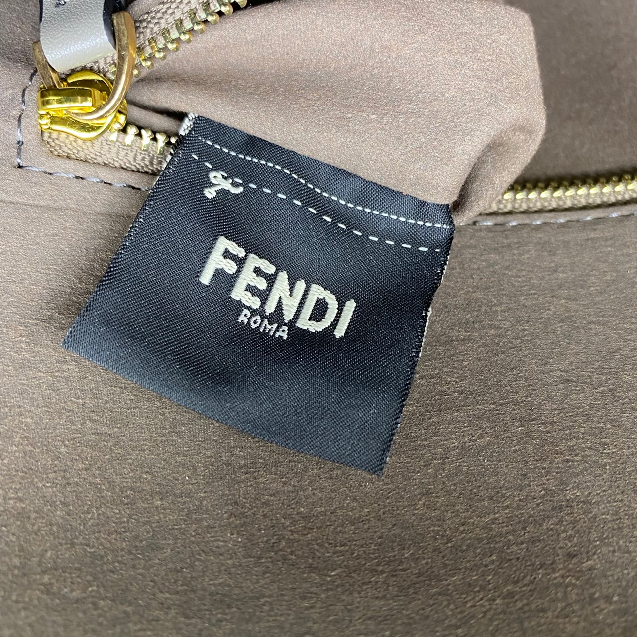 Fendi Baguette FF Tapestry Fabric Bag เกรดออริจินอล กระเป๋าทรง Baguette ขนาดกลาง วัสดุผ้าเซนิล พร้อมลวดลาย FF สีเทาเข้ม ปิดท้ายด้วยรายละเอียดหนังแบบทูโทนและประดับด้วยตัวล็อค FF โดดเด่นด้วยฝาปิดด้านหน้าตัวล็อคแม่เหล็กช่องด้านในบุด้วยผ้าหนังกลับพร้อมกระเป๋า