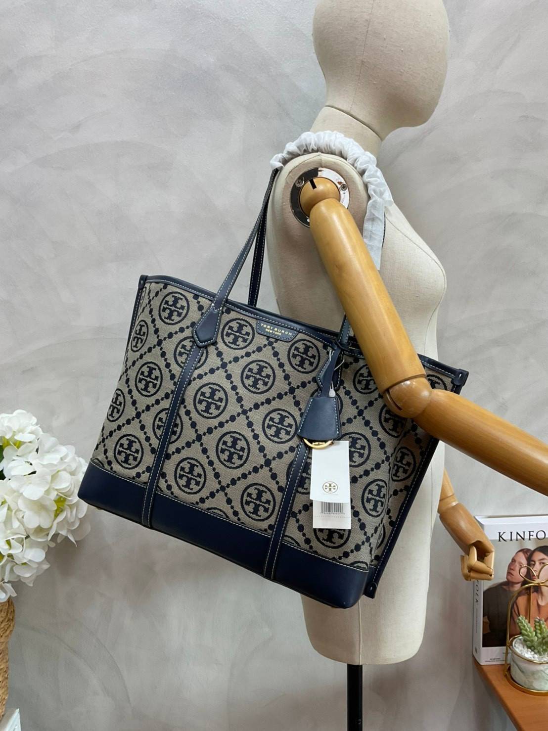 TORY BURCH T MONOGRAM TRIPLE - COMPARTMENT TOTE กระเป๋า/สะพายไหล่ทรง SHOPPING BAG วัสดุผ้าผ้าแคสวาสปักลายสัญลักษณ์แบรนด์ ตั้งอยู่ทรง สวยหรู ดูแพง จุของได้เยอะมาก ภายในแยกเป็น 2 ช่องหลัก 1 ช่องซิปตรงกลาง แบ่งเป็นสัดส่วนใช้งาน