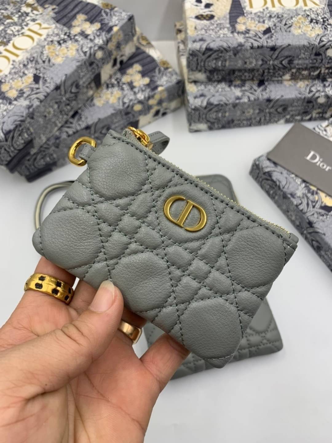 VIP 】CHRISTIAN DIOR PHONE BAG 2 in 1 DOUBLE BAG กระเป๋าเซ็ท 2 ใบ มีสายสะพายข้าง ถอดออกใช้งานได้ ถือว่าคุ้มมากๆเลยค่ะ สามารถใช้งานแยกกันได้ ใส่สายสะพายหรือ ถือได้ วัสดุหนังแท้ สวยงามนุ่มฟู น่ารักมากๆ เลยน้าาา