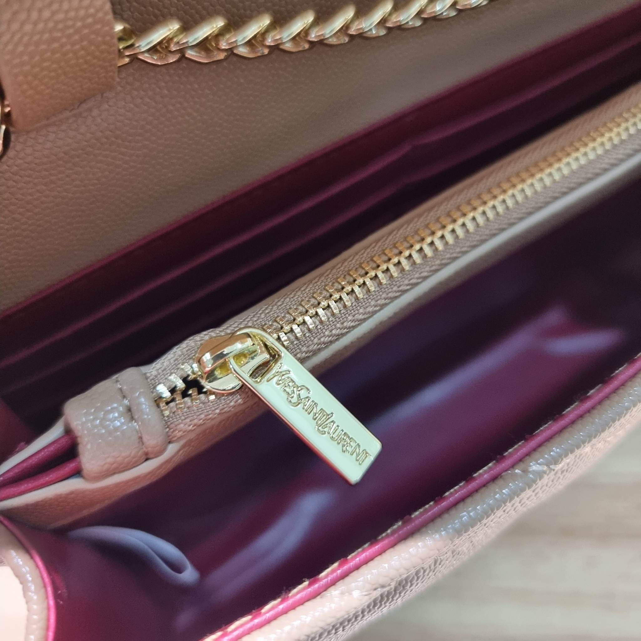 YSL WOC 9 ไม่เคยผิดหวังจริงๆ!! กับรุ่นที่สาวๆรู้กัน Yves Saint laurent clutch bag with chain กระเป๋าสะพายทรง woc สุดฮอต ดีไซน์เรียบหรู โดดเด่นด้วยโลโก้ด้านหน้า