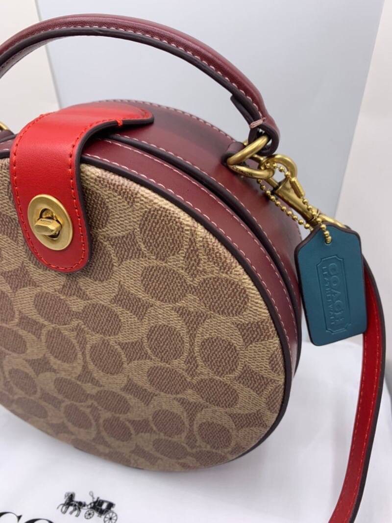 COACH LUNAR NEW YEAR CIRCLE BAG IN SIGNATURE CANVAS กระเป๋าทรงกลม ถือและสะพายข้างได้ วัสดุหนังแท้ ลาย C สวยหรู!! ตามแบบฉบับแบรนด์ ดูแพงมาก ราคาสุดคุ้มแบบนี้ ต้องมีไว้ใช้สักใบน้า!!