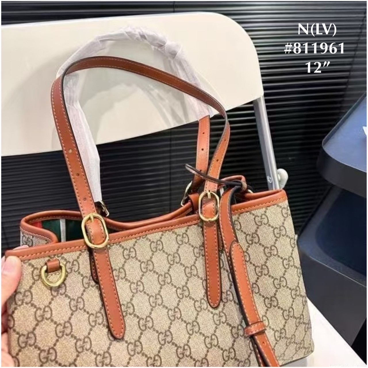 GUCCI GG Emblem small tote bag กระเป๋าสะพายทรงโท้ท มีสายสะพายไหล่และสะพายข้าง ปรับใช้งานได้แบบไม่มีเบื่อ ขนาดกำลังสวย ใส่ของได้แบบจุกๆ