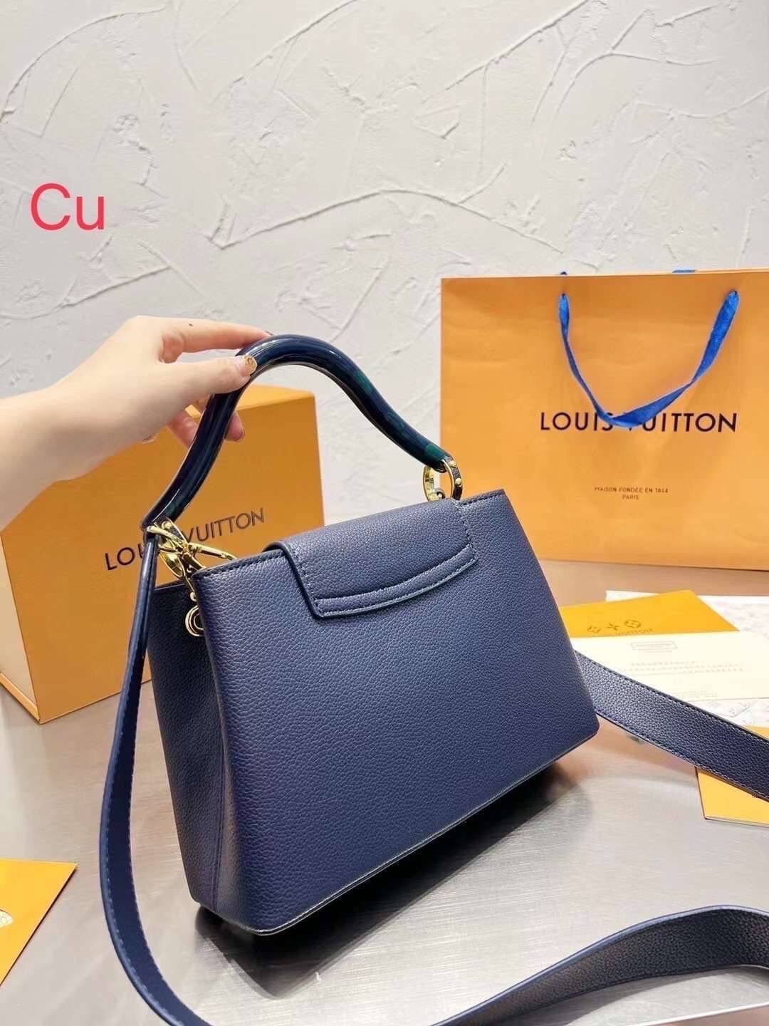 LV CAPUCINES BB top handle ที่สุดของความสวยในราคาเบาๆ กระเป๋าถือสุดหรู ดีไซน์ทรงคลาสสิค ดีงามม้ากกกก!! มาพร้อมหูจับในตัว ด้วยรูปทรงวินเทจ พร้อมส่งครบ box set ในราคาที่คุ้มที่สุด จัดเถอะค่า ยืนยันว่าสวยคุ้ม!!