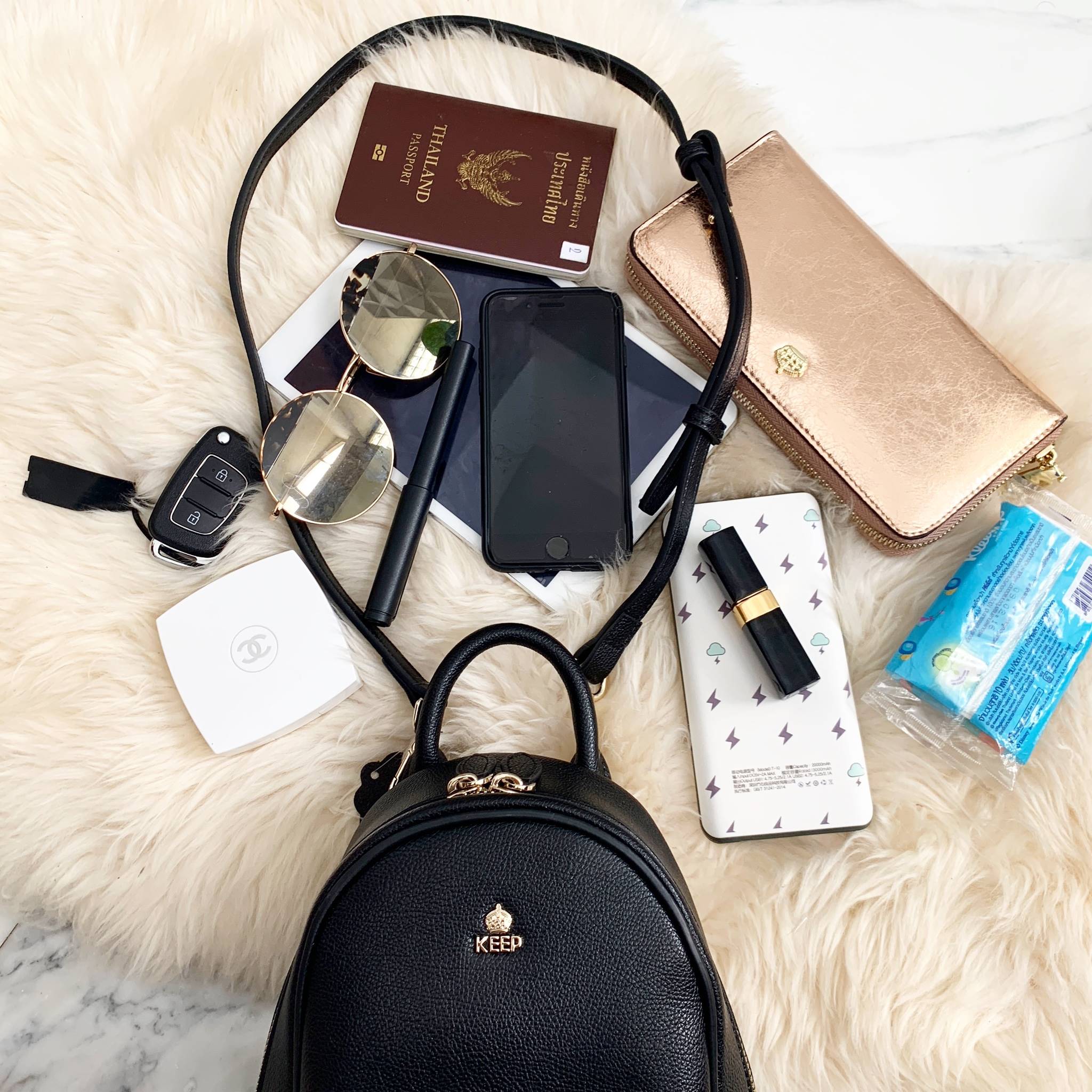 รุ่นใหม่ล่าสุด งานสวยมากๆ การันตีเลย จาก แบรนด์ KEEP รุ่น Duo Sister backpack 🎒 >กระเป๋า หนังวัวแท้ฟอกนาโนเนื้อดี นิ่มมาก ลายหนังชัด ทนทานคะ >น้ำหนักเบา ดีไซด์ ทันสมัย เข้าได้กับทุกชุด >ภายในตัวกระเป๋ามีช่องเก็บของจุกจิก 2 ด้าน กว้าง บุด้