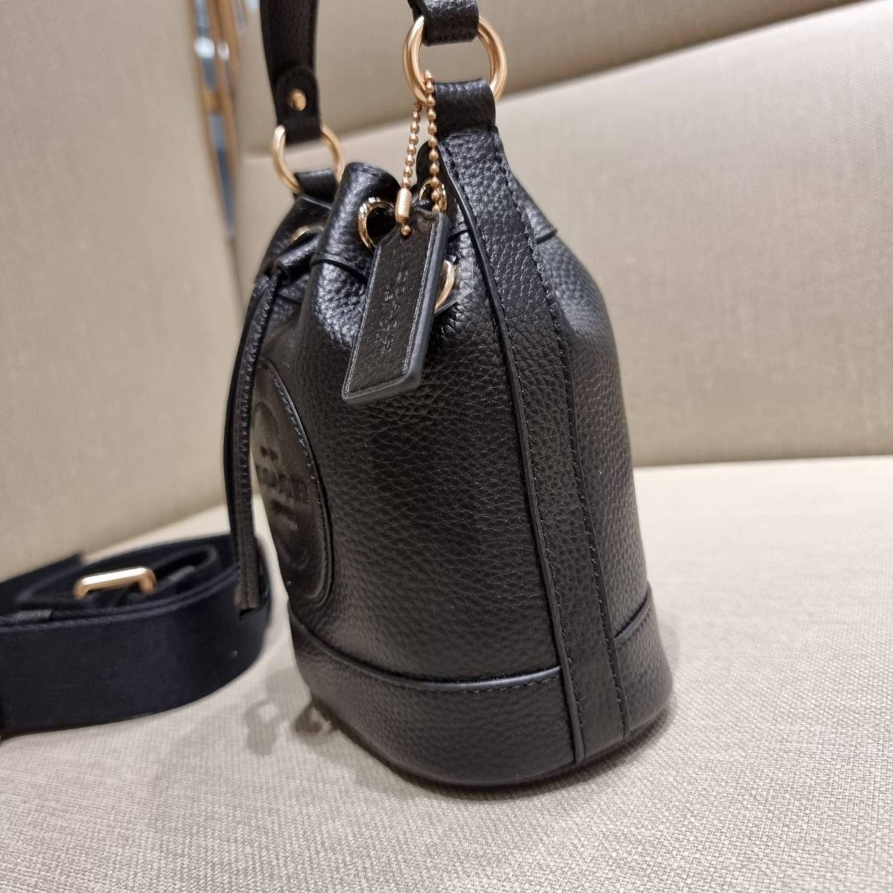 COACH C5121 DEMPSEY DRAWSTRING BUCKET BAG 15 WITH COACH PATCH น้องคนสวยมาใหม่จ้า ละมุนคุณหนูต้องมาอีกแล้วแหละ กระเป๋าทรงถังไซส์มินิ ใช้งานง่ายด้วยการรูดหนังปิดรอบปากกระเป๋า ทุกอย่างลงตัวที่สุด!! มาพร้อมตัวห้อยรูปหัวใจสีทองกุ๊กกิ๊ก น่ารักมากๆ มีหูหิ้วในตัว