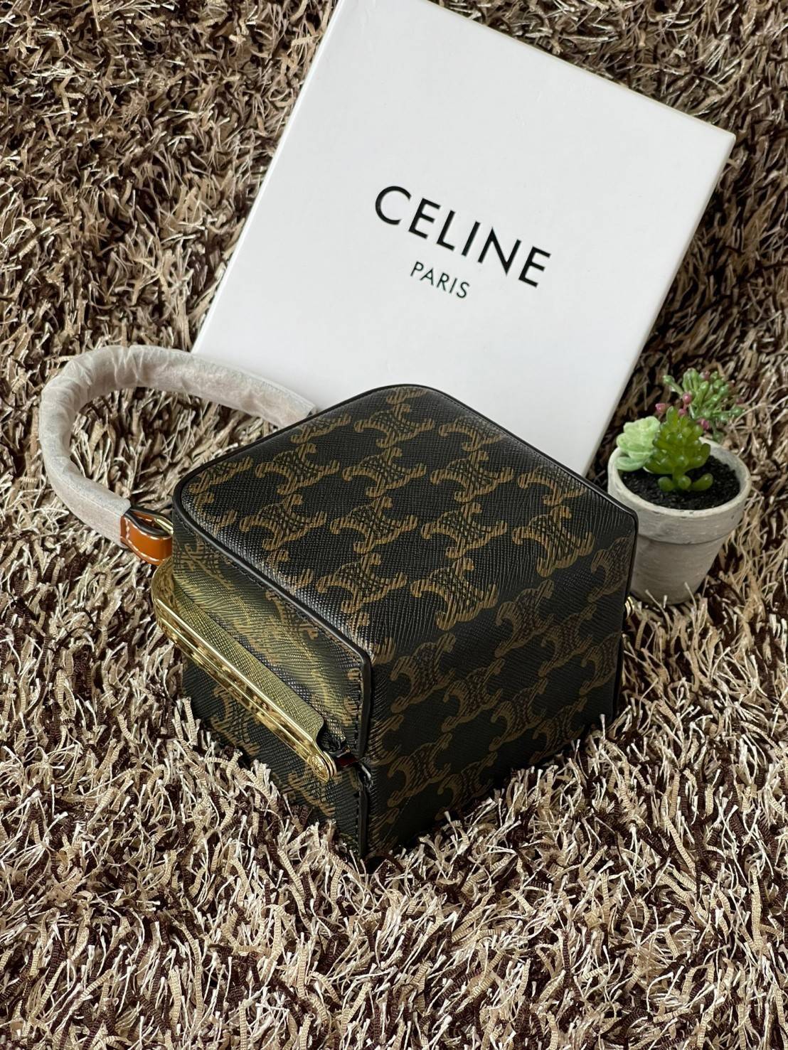 Celine Triomphe Minaudiere สาว ๆ คนไหนไม่เน้นพกของเยอะ แต่ต้องการกระเป๋าที่ให้ความเรียบหรู ดีไซน์เก๋ เหมาะสำหรับดินเนอร์มื้อค่ำ หรือช้อปปิ้งเบาๆ ใบนี้แนะนำเลยคะ เป็นกระเป๋าขนาดกะทัดรัด ถือและสะพายไหล่ได้ ให้ความคล่องตัว นับว่าเป็นอีกหนึ่งแอสเซสเซอรี่ที่น่