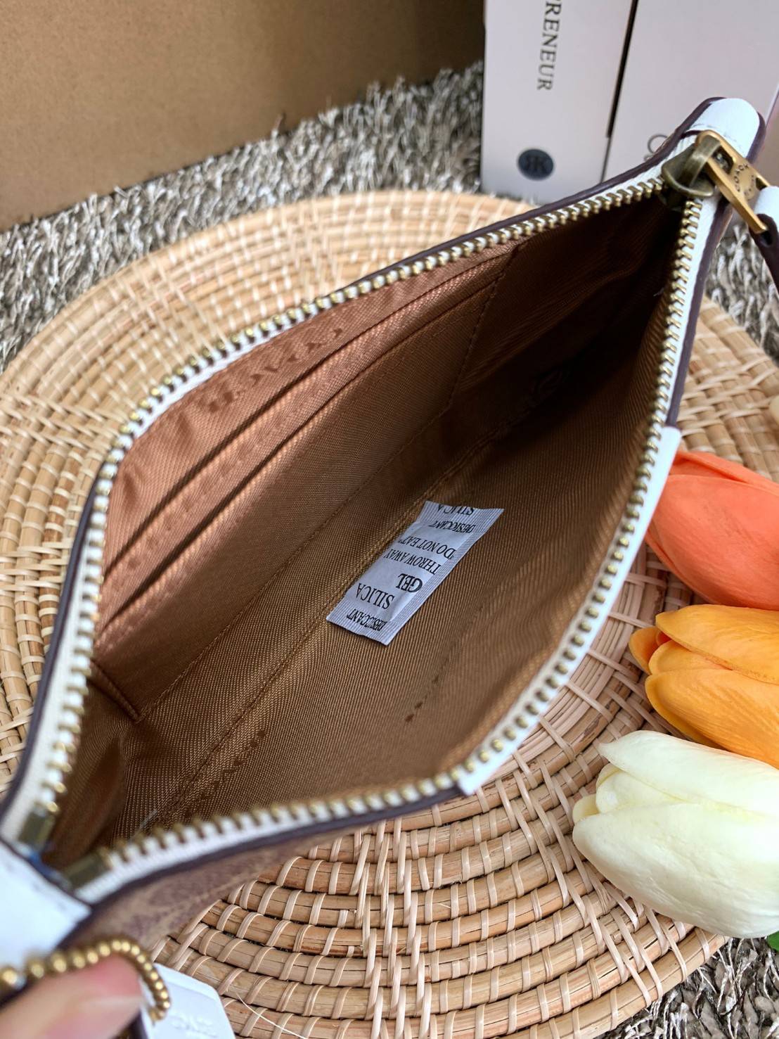 COACH SMALL WRISTLET IN COLORBLOCK SIGNATURE ((32445)) ✔️กระเป๋าคล้องมือ วัสดหนัง pvc อย่างดี ลายซิกเนเจอร์ ตัดขอบสีตรงกลางสวยงามมากๆค่ะ แบบซิปเดียว ((ภายในใส่มือถือได้บางรุ่นค่ะ)) มีช่องเสียบบัตรให้2ช่องด้วยนะคะ