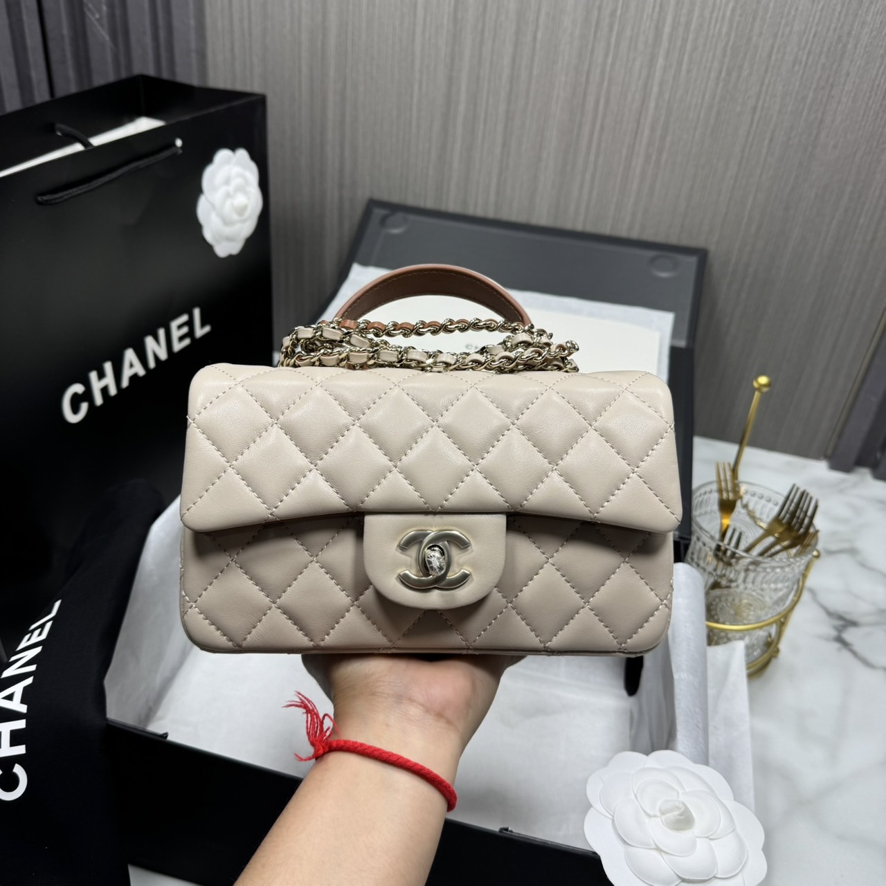 ORI | หนังแท้ Chanel Mini Classic Handbag With Top Handle กระเป๋าสะพายรุ่นคลาสสิกพร้อมหูจับถนัดมือ สวยเรียบหรู 🤍 สินค้าเกรดออริจินอล เทียบแท้