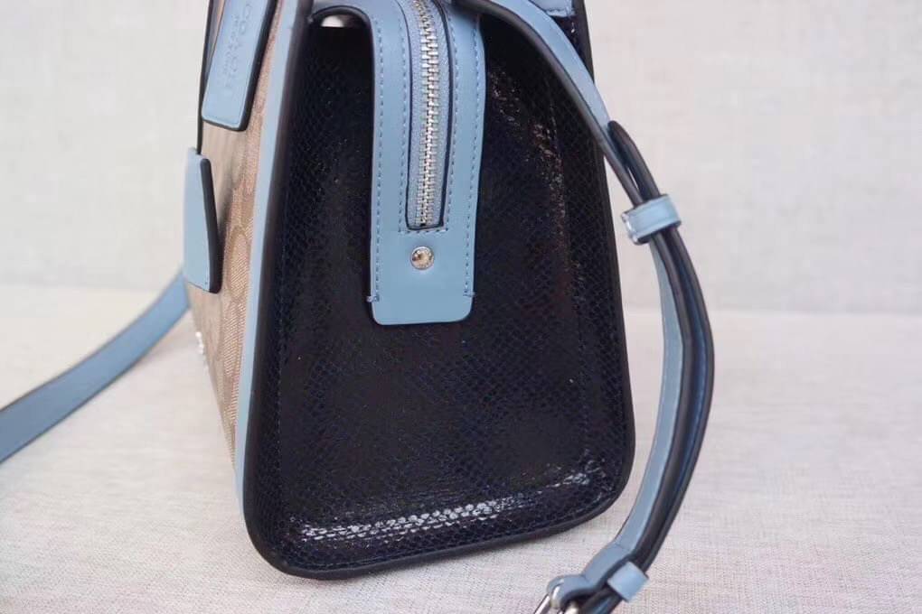 COACH ZOE CARRYALL IN SIGNATURE CANVAS เดอะเบสท์แห่งปี ต้องยกให้พี่คนสวยใบนี้เลย!! รุ่นที่สาวๆตามหา หายากอีกหนึ่ง กระเป๋าถือ/สะพายทรงสวย คลาสสิค ใบใหญ่จุคุ้ม มีดีเทลน่ารักๆที่แม่กุญแจ สามารถล็อคหัวซิปได้ กุญแจซ่อนในพวงหนังห้อยก็น่ารักไปอีก ภายในโล่งกว้าง 