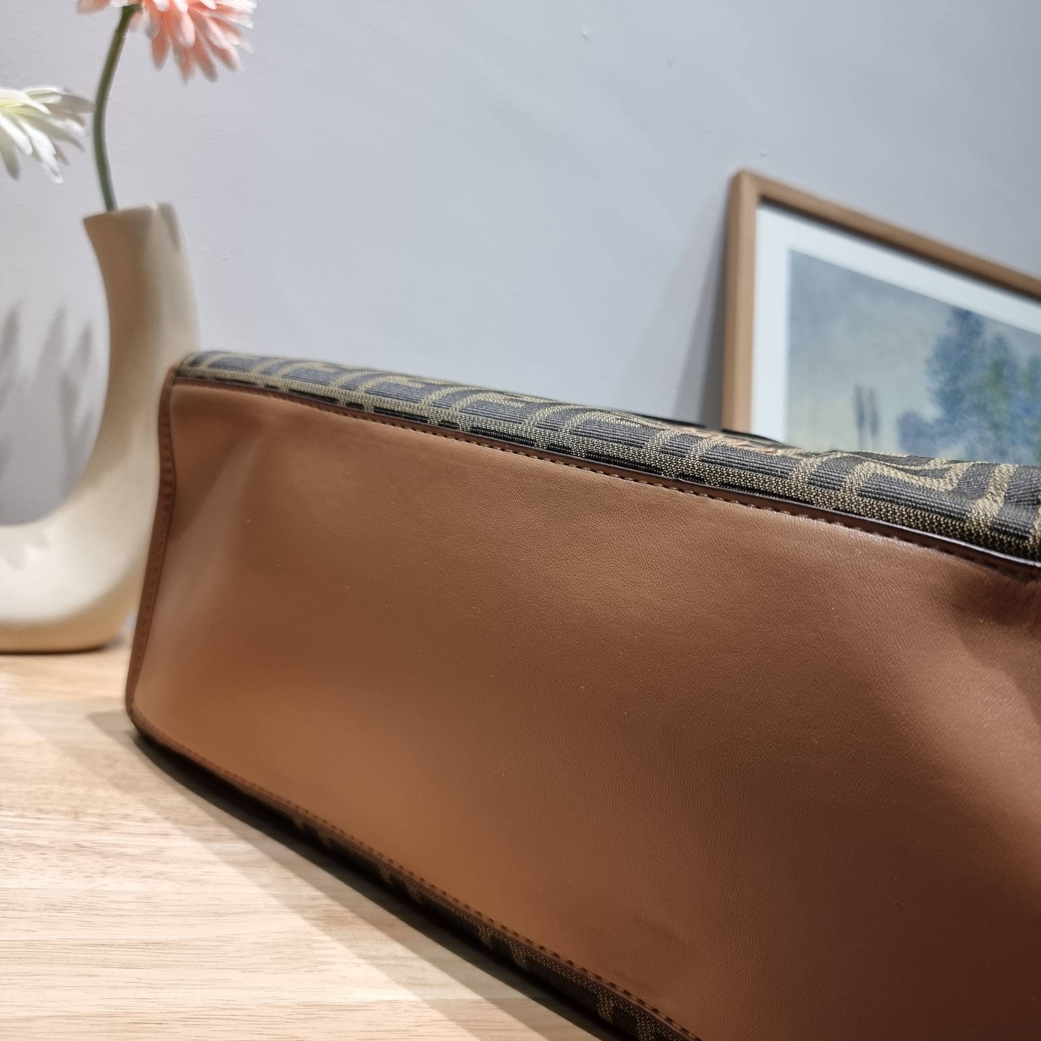 FENDI SHOPPING TOTE BAG / FENDI TOTE BAG กระเป๋าถือ/สะพายไหล่ ทรงสวย หรู ดูโดดเด่น ดีไซน์ทันสมัย วัสดุผ้าท็อปแคนวาสปั๊มลายแบรนด์รอบใบ ภายในโล่งกว้างมาก มาพร้อมหูจับในตัวและสายสะพายไหล่ ใช้งานได้ 2IN1