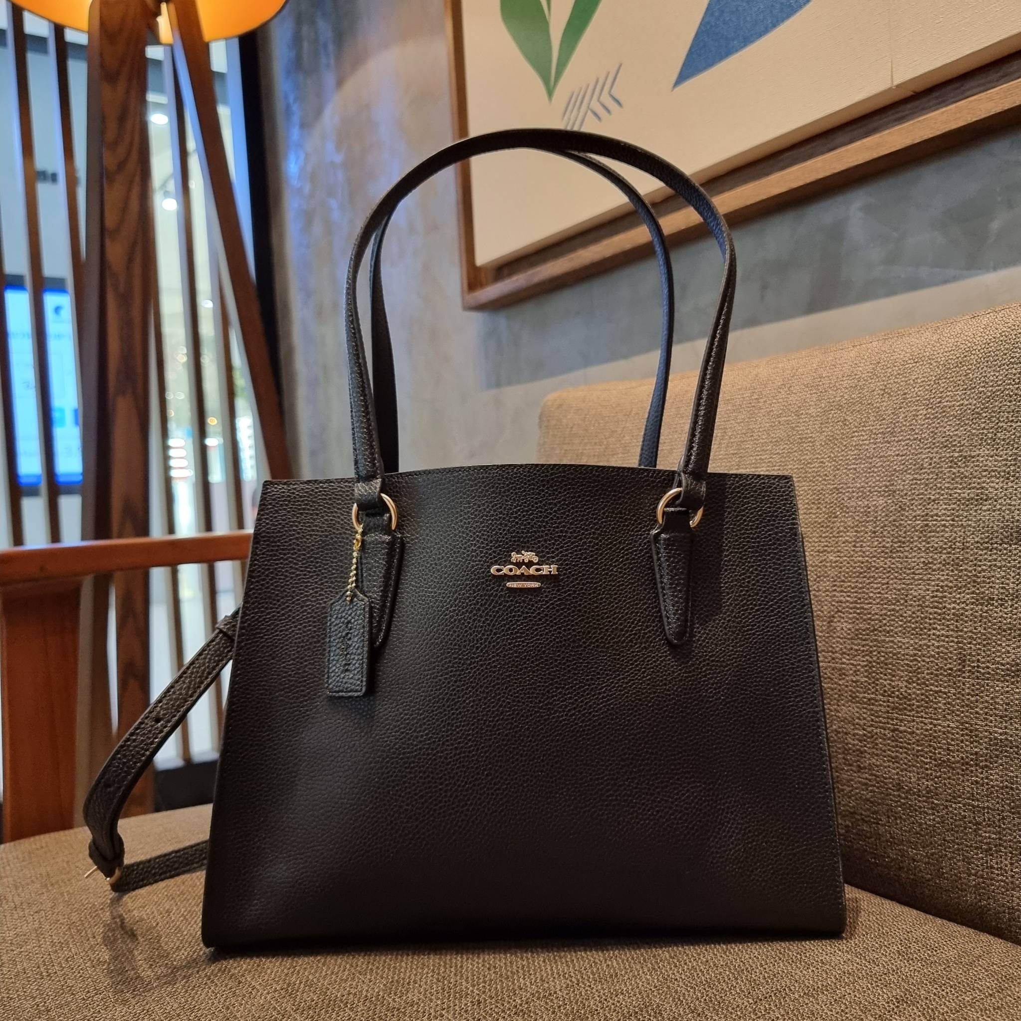 COACH C4075 TATUM CARRYALL IN SIGNATURE CANVAS คอลเลคชั่นใหม่ล่าสุด จัดมาให้ได้สวยก่อนใคร สวยหรูทุกสี!! ลุคผู้ดีต้องมาอีกหนึ่ง กระเป๋าสะพายทรงสวย ที่มาพร้อมสายสะพายไหล่ในตัว และสายครอสบอดี้สำหรับสะพายข้าง วัสดุหนัง crossgrain สวยคมมากๆ ตัวกระเป๋าถูกแบ่งเป