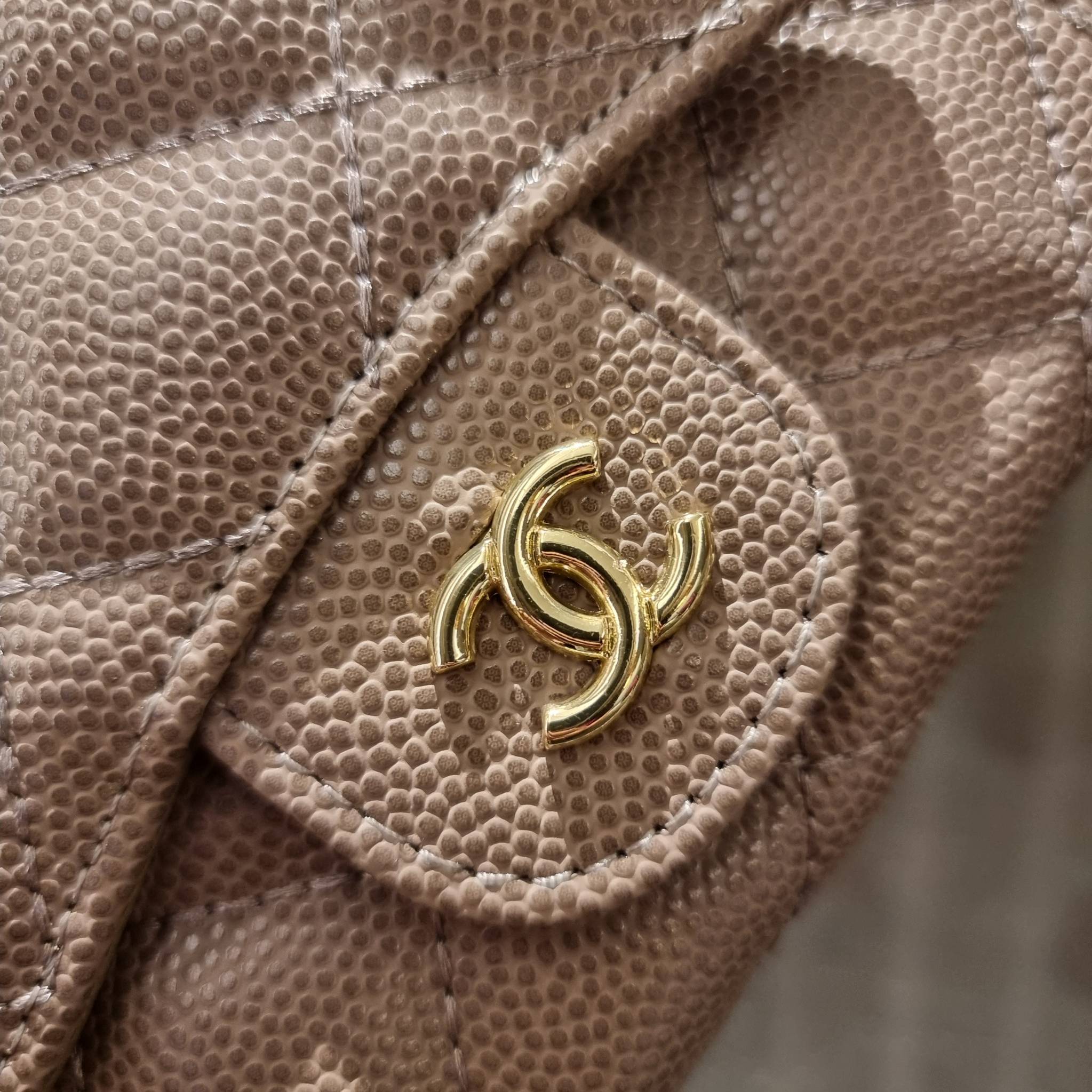 VIP 】มาแล้วจ้า!! รุ่นแนะนำ!! ฮิตติดใจสาวๆ!! กระเป๋าสตางค์ใบสั้นรุ่นฝาพับ จาก Chanel premium for gift เรียบหรู ดูไฮน์ วัสดุหนังสังเคราะห์ลายคาร์เวีย ด้านในเป็นหนังซาฟเฟียโน่ เปิด-ปิดด้วยกระดุมแม่เหล็ก ภายในกระเป๋ามีช่องใส่บัตร ใส่ธนบัตรได้ ดีไซน์เรียบหรูตา