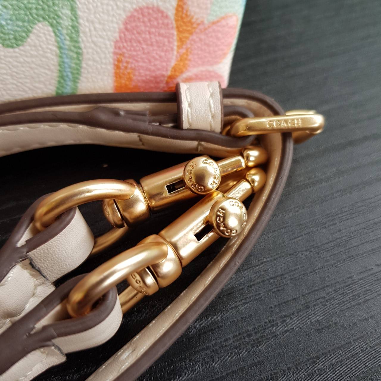 COACH C8217 MOLLIE TOTE 25 WITH DREAMY LAND FLORAL PRINT คอลใหม่ล่าสุด ยังไม่เข้า shop ไทย สวยๆแบบไม่ต้องรอพรีฯให้ยาวนาน กับกระเป๋าโท้ทไซส์เล็กที่สาวๆต่างก็ต้องปักใจรัก สวยสมใจ ดีไซน์ลวดลายดอกไม้ คละเคล้าเต็มใบ ละมุน สดใส น่าใช้สุดๆ วัสดุหนังแคนวาส ภายในโ