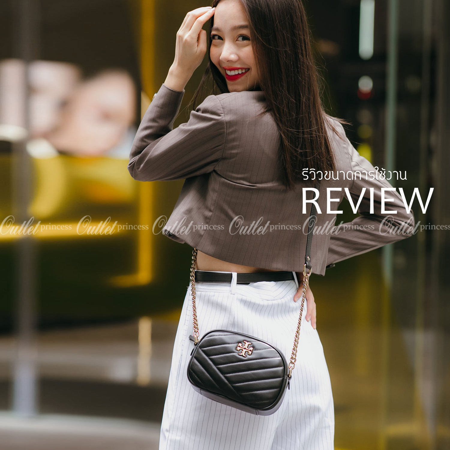 Tory Burch KIRA CHEVRON SMALL CAMERA BAG รุ่น Kira Chevron Small Camera Bag ตอบโจทย์คุณสาวๆ ได้อย่างละมุ่น สวยมาแต่ไกล ลุคหรูดูมีสไตล์ ดีไซน์เรียบหรู แต่ดูไฮไม่เบา..เพิ่มลวดลายด้วยการเย็บเย็บบนหนังเป็นลายเส้น (Chevron) ตกแต่งสายสะพายด้วยพู่ห้อยเกร๋ๆ สายยา