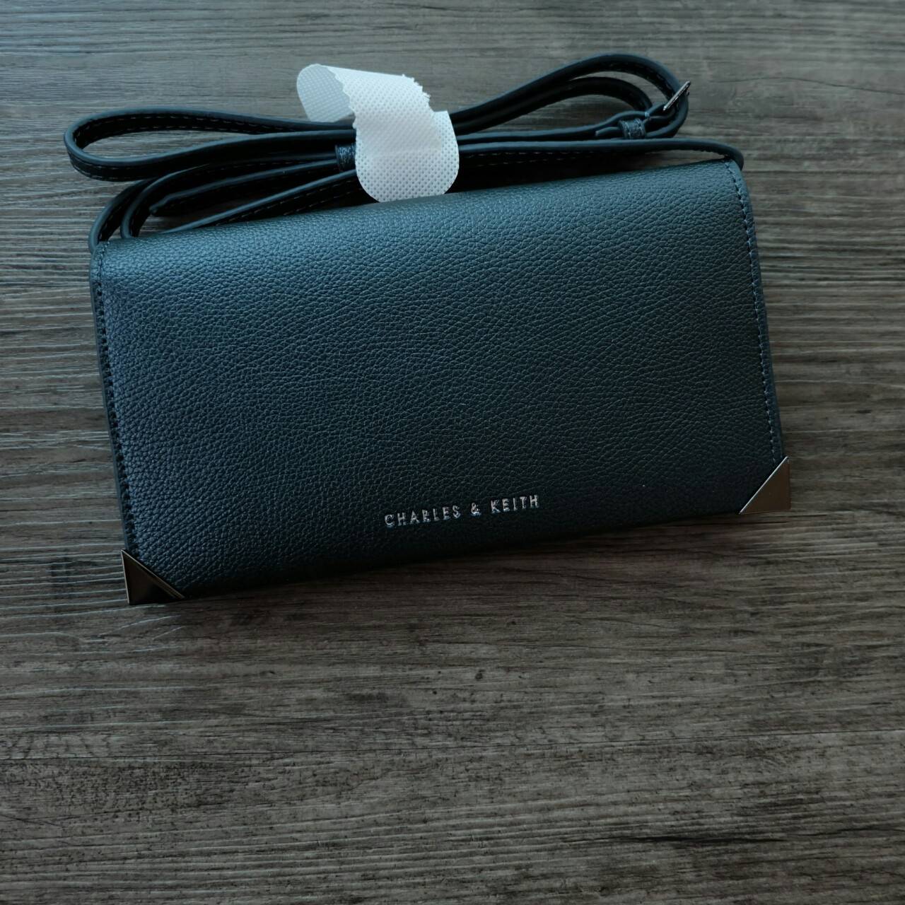 Charles & Keith Metallic Tip Wallet กระเป๋าสตางค์ใบยาว จะสะพาย หรือถอดสายถือเป็น cluth ก็ดูดีได้ค่ะ ภายในมีช่องซิป มีช่องใส่บัตรหลายช่อง และช่องใส่ธนบัตร ด้านหลังมีช่องใส่บัตรอีก 1 ช่องค่ะ มาพร้อมสายสะพายยาว สามารถถอด และปรับได้ 5 ระดับค่ะ