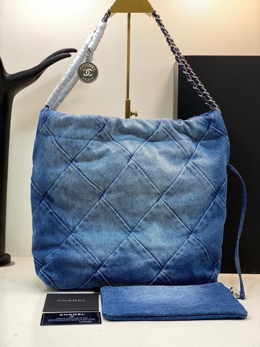 30cm Chanel 22 Denim Bag / Chanel Tote Bag กระเป๋าสะพายทรงโท้ทเดนิม ยีนส์ เท่ๆ คูลๆ งานเดนิมฟอกดีเทลความสวยมาก เป็นทรงโท้ทที่ได้รับการตอบรับดีมาก เกินต้านที่สุดกับไอเท็มนี้