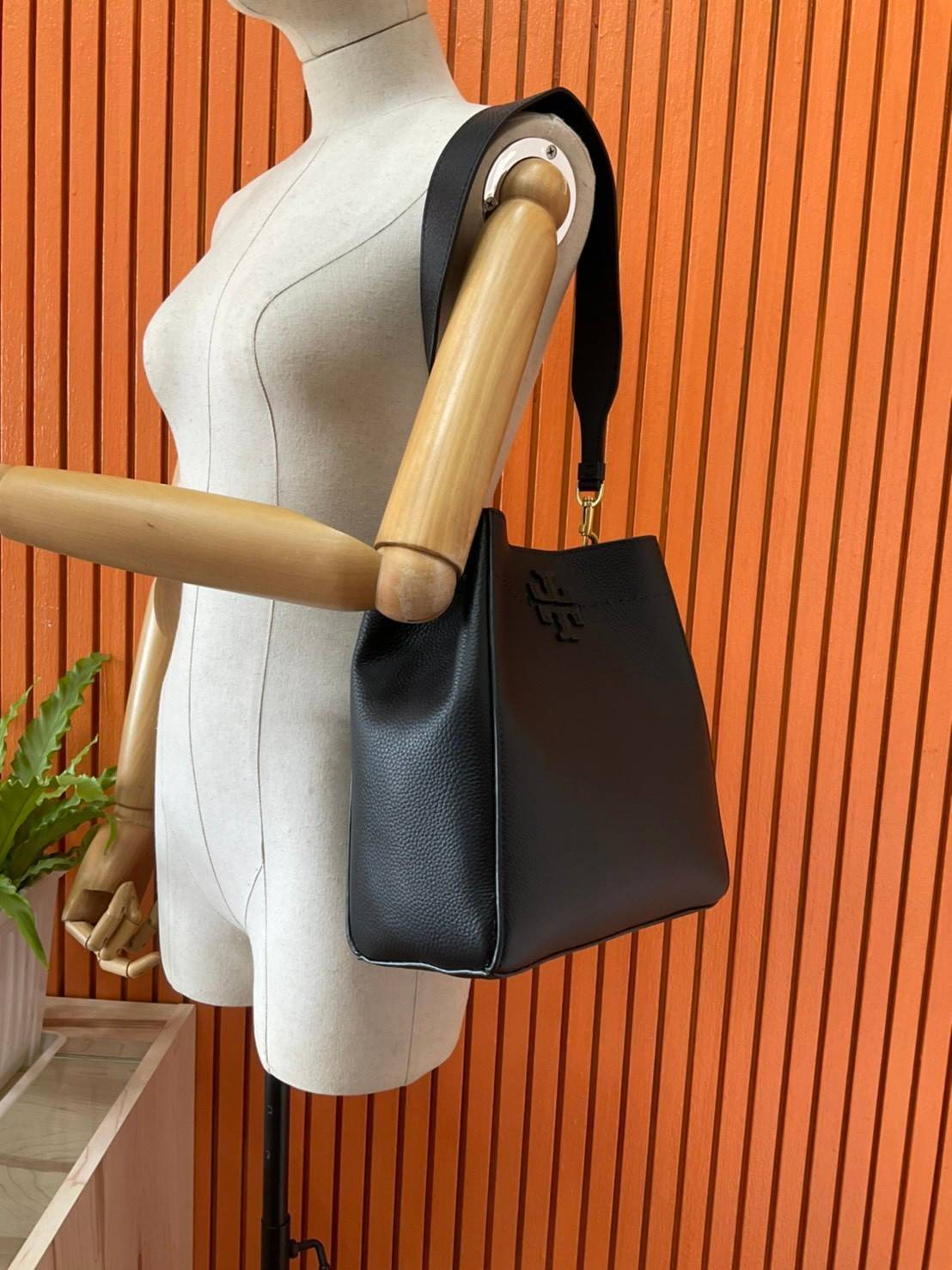 ของแท้ 💯% Tory Burch Mcgraw Hobo Bag TORY BURCH MCGRAW HOBO BAG รุ่น 51063 กระเป๋าสะพายไหล่ สะพายได้ 2 ทรง ทรงสวยไม่ตกเทรน ผลิตจากหนังแท้ หนังลูกวัว หนังนุ่ม หนังหอม น้ำหนักเบามากกก!! นิ่มสวยมากๆ