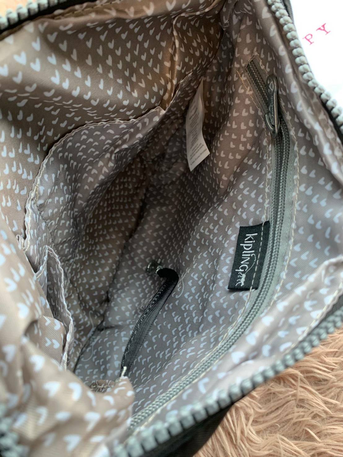 Kipling ARTO Cross-Body Bag กระเป๋าสะพายข้าง วัสดุ100% Polyamide น้ำหนักเบา เปิดปิดด้วยซิปเดียวด้านบน ภายในมีช่องเล็กแตกเป็นสัดส่วน ใส่กระเป๋าสตางค์ยาวและมินิไอแพคได้ ด้านหน้ามีช่องใช้งานเพิ่ม2ช่อง สายสะพายปรับฟรีไซส์ สะพายสายคู่หรือสายเดี่ยวได้ ใช้งานได้