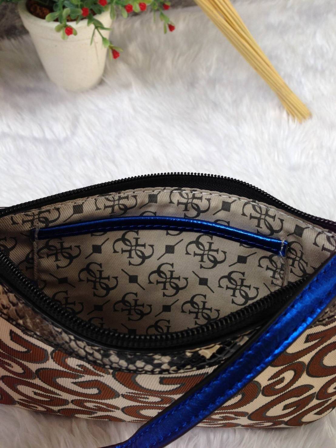 Guess clutch bag กระเป๋าคลัชถือ มาพร้อมสายสะพาย น้ำหนักเบา สีสันสวยงาม แต่งแคนวาสด้วยอักษรG สลับหนังลาย โลโก้โลหะสลักบนหนัง สามารถใส่ iPhone 8+ ได้ สวยหรู น่าใช้มากค่า