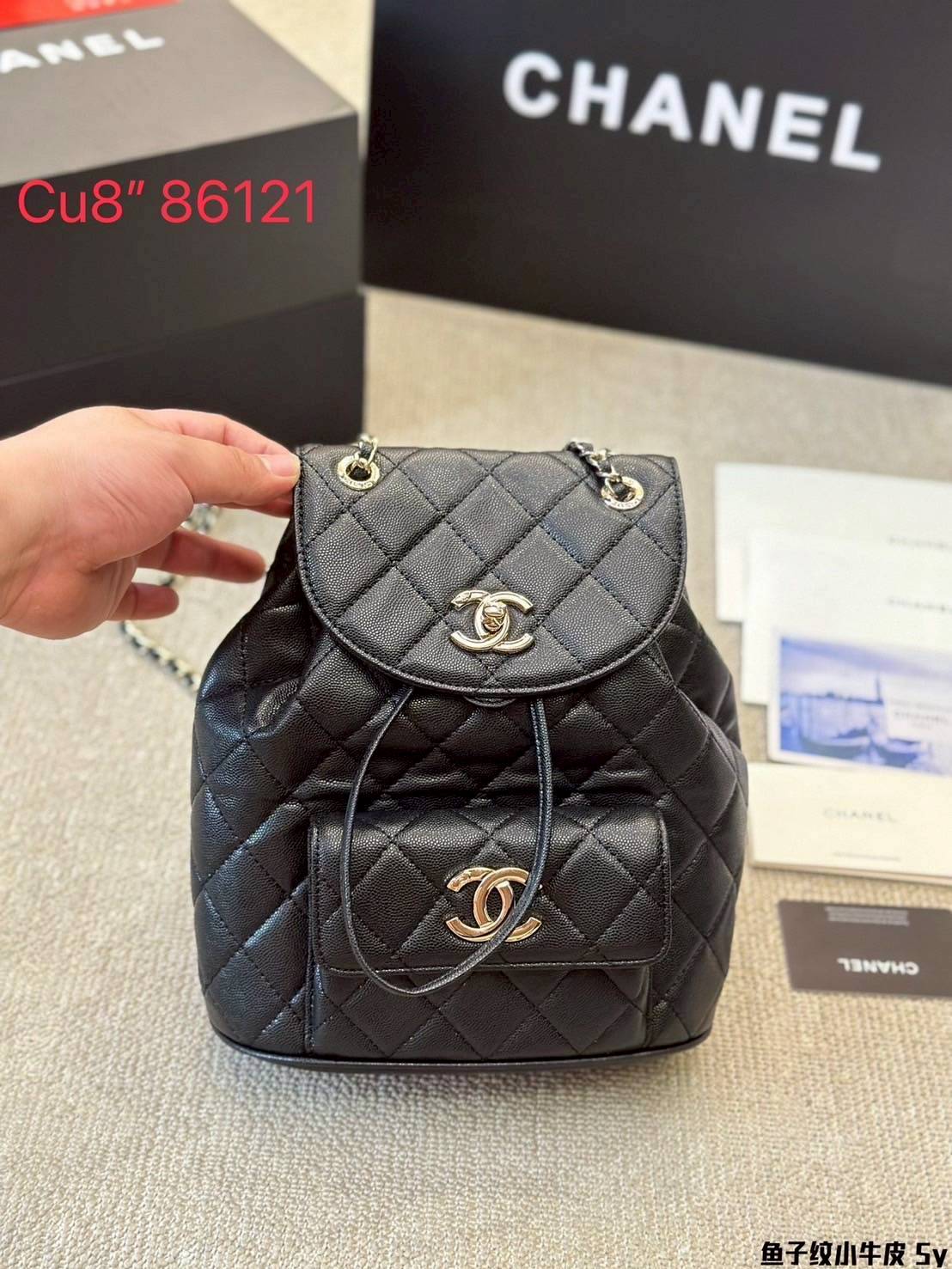 Chanel duma backpack กระเป๋าเป้สะพายหลัง ไซส์น่ารัก ไอเท็มยอดฮิตรูปทรงทันสมัย ดีเทลความสวยมากมาย ทั้งสายรูดเก็บปาดกระเป๋า หรือจะช่องเปิดด้านหน้า ก็ดูหรูไปหมด