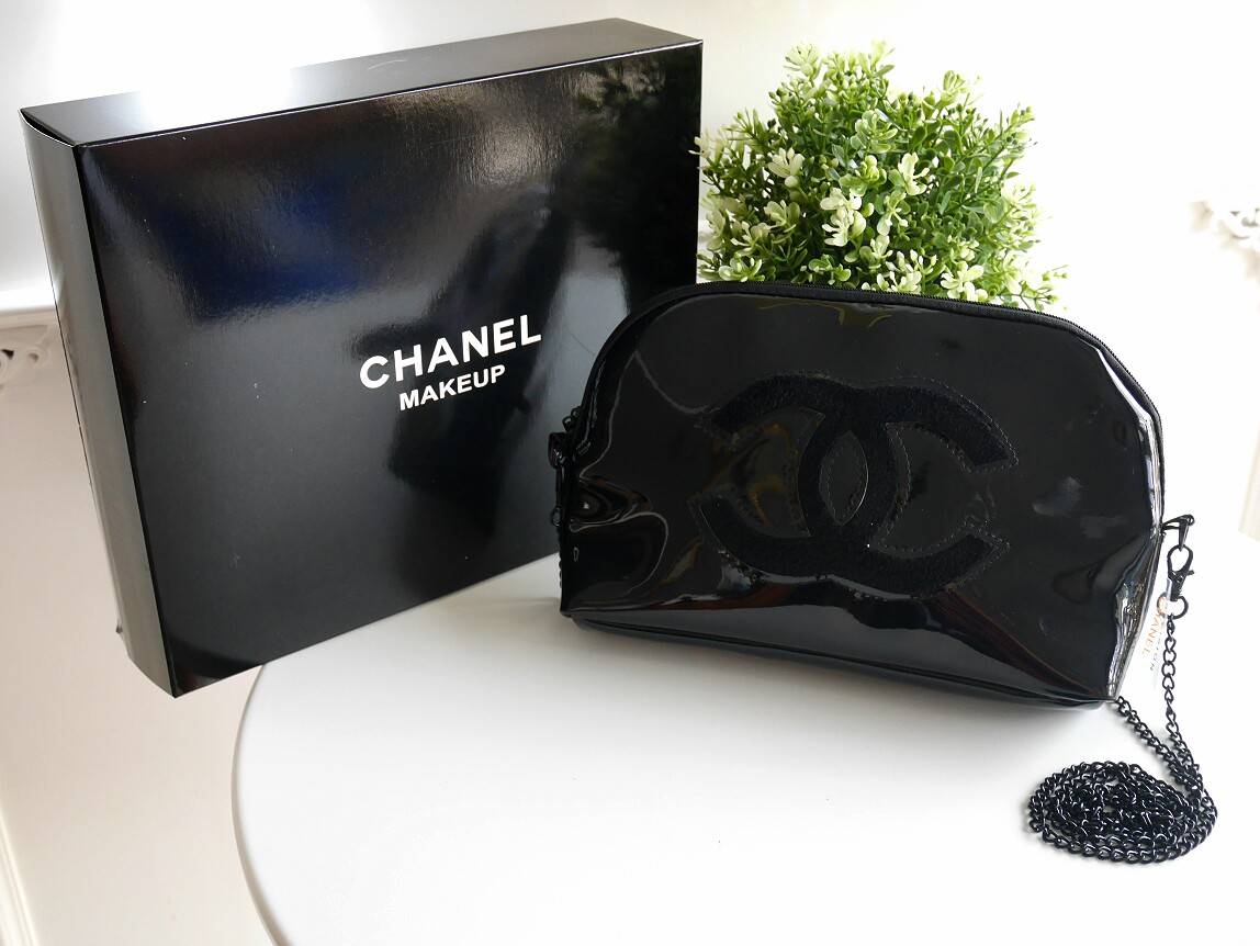 รุ่นใหม่ค้าา♡ Chanel precision luxury leather clutch with chain จากงานพรีเมี่ยมกิ๊ฟ แบรนด์ดังหนังแก้วมันสวยหรู ด้านหน้า ตกแต่งโลโก้แบรนด์บนเฟอร์สีดำ สายโซ่ยาวสีดำสุดหรู สายถอดเก็บได้ ด้านในบุผ้ามันสีแดง ปั้มแบรนด์แท้ จุของได้เยอะ ใส่มือถือได้ทุกรุ่