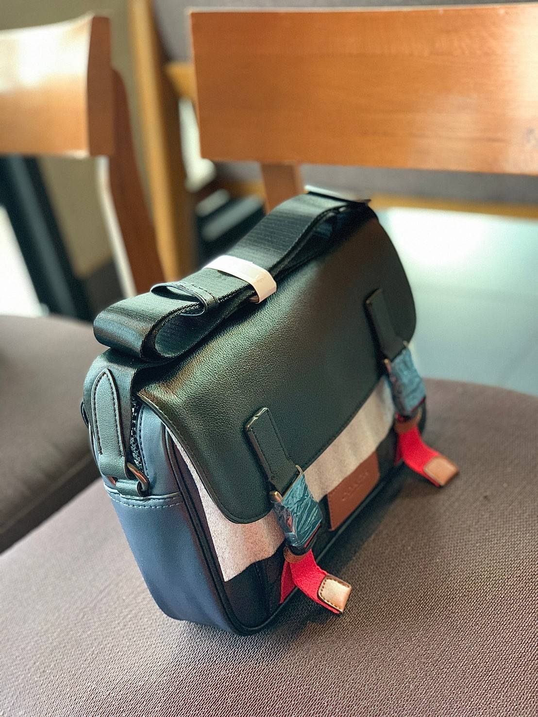 ไม่มีถือว่าพลาดมากๆ สำหรับรุ่นนี้ ใหม่เอี๋ยมเลยค่าา😘 COACH TRACK CROSSBODY IN COLORBLOCK ((4141//4021)) พร้อมส่งที่ไทย ใหม่ล่าสุดค่ะ! กระเป๋าสะพายครอสบอดี้ร์หรือสะพายข้าง หนังแท้ชั้นดีที่สุด หนังนิ่มสวยมากๆค่ะ ด้านหน้าเย็บป้ายหนังโลโก้แบรนด์ เปิดป