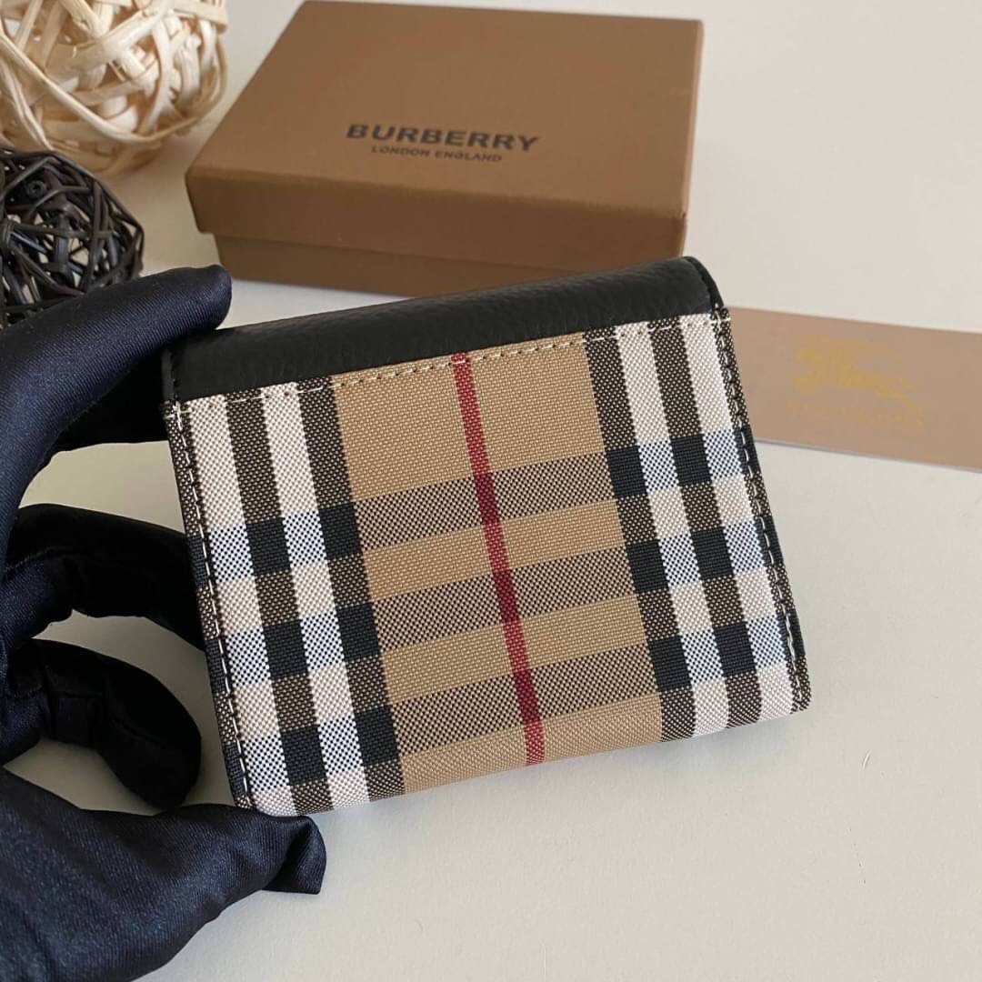 Burberry Card Holder Wallet กระเป๋าเก็บบัตร พร้อมใส่ธนบัตร ขนาดพกพาสะดวก ปั้มอะไหล่ทองเรียบหรู เหมาะมากสำหรับใครที่ พกบัตรต่างๆเยอะๆ ทำให้กระเป๋าสตางค์หนา ตุง เทอะทะ ง่ายๆแค่ใบนี้ใบเดียวเอาอยู่จ้า สวยหรู มาพร้อมกล่อง สามารถซื้อเป็นของขวัญ หรือจะซื้อใช้เอง