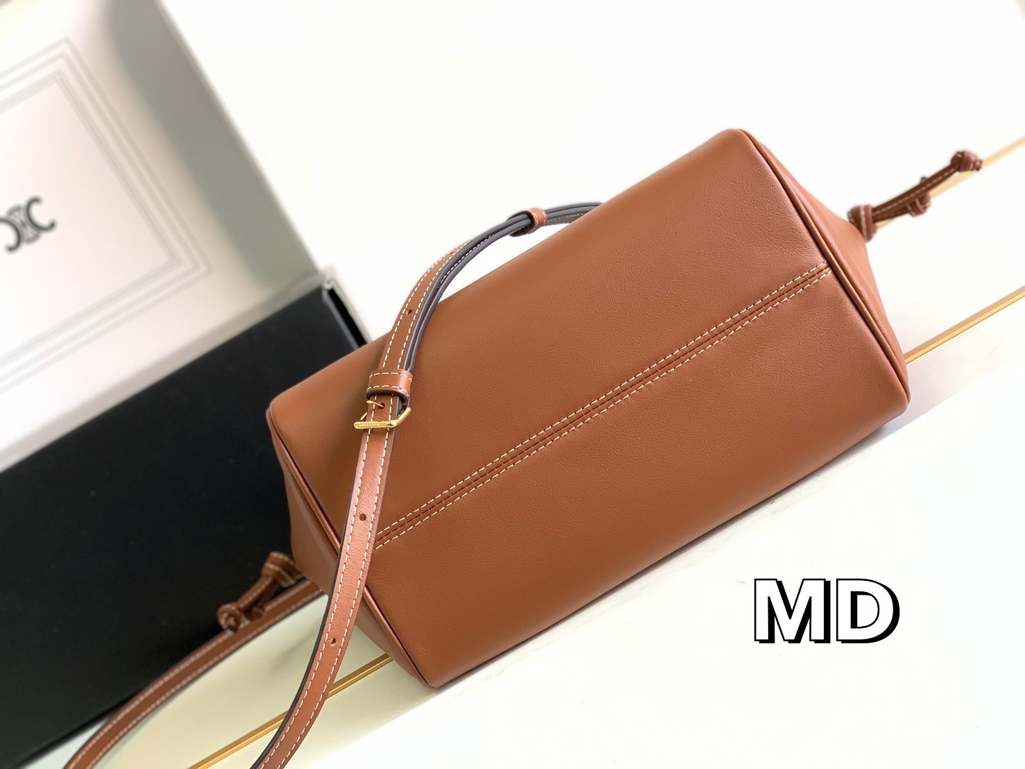 CELINE Small Cabas Drawstring Cuir Triomphe / CELINE TOTE BAG กระเป๋าทรงโท้ทน่ารักน่าใช้ ตัวกระเป๋าหนังนุ่มมาก ปากกระเป๋าเป็นหูรูดดึงปรับทรงได้สองแบบสองสไตล์