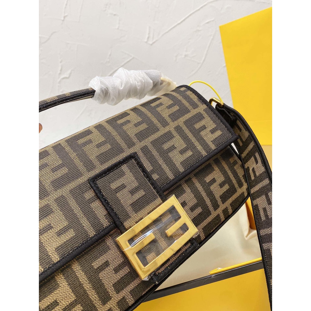 VIP 】FENDI VINTAGE BAGUETTE SHOULDER BAG 2size กระเป๋าสะพายทอลายโมโนแกรม อะไหล่ทองหรูหรา มี 2 ขนาด ทนทาน มาพร้อมสาย 2 แบบ สำหรับคล้องแขน และสายครอสบอดี้ เปิด-ปิดด้วยกระดุมแม่เหล็ก ภายในเป็นช่องโล่ง ใส่โทรศัพท์ พร้อมเสิร์ฟความสวยให้ถึงบ้านจ้า วัสดุผ้าทอลาย