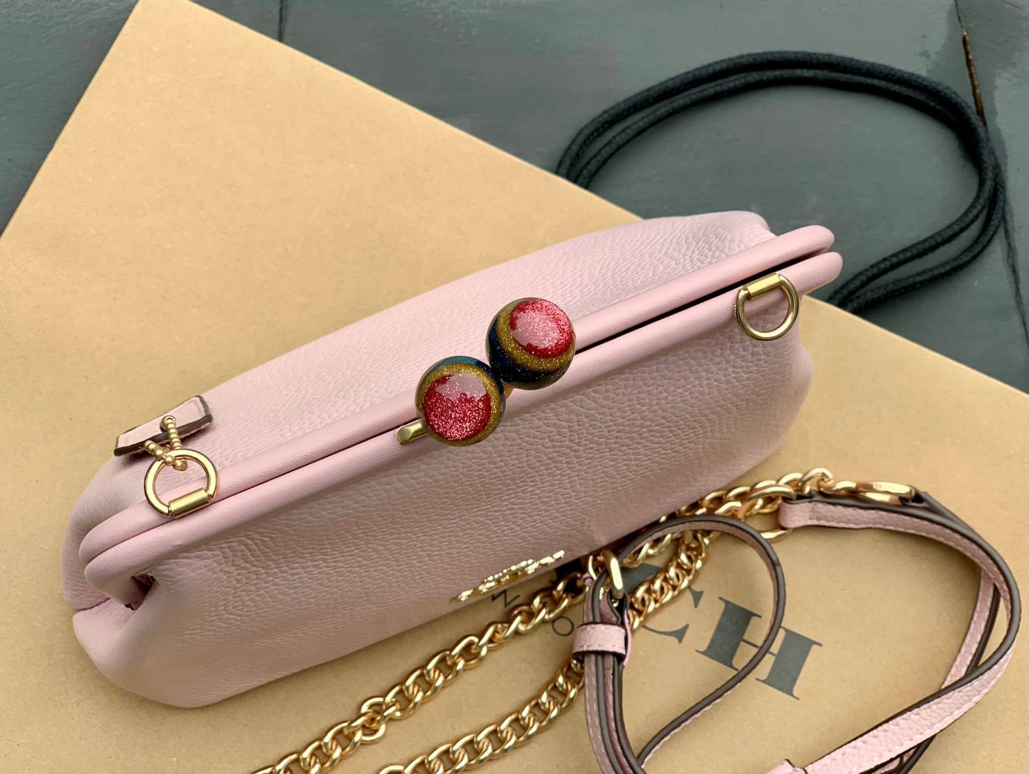 ของแท้ 💯% Coach Nora Kisslock Crossbody In Signature ((1451//1452)) หนังแท้ กระเป๋าสะพายครอสบอดี้ร์หรือสามารถถือแบบคลัทออกงานสังคมก็สวยดูดีมากๆเลยค่ะ😘 หนังแท้อย่างดีนิ่มมือค่ะ