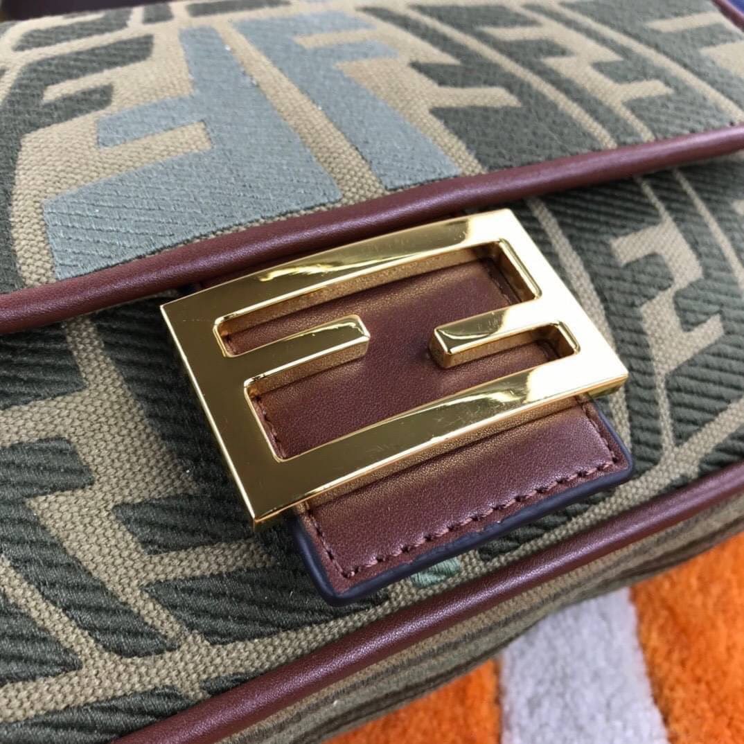 VIP GIFT 】FENDI BAGUETTE SUMMER 2021 CANVAS SHOULDER BAG กระเป๋าสะพายพรีเมี่ยมกิ๊ฟ หายาก สีคัลเลอร์ฟูลสุดใส โดดเด่น ดีไซน์ปั๊มโลโก้รอบใบ วัสดุผ้าแคนวาส ทนทาน มาพร้อมสาย 2 แบบ สำหรับคล้องแขน และสายครอสบอดี้สีทูโทน เปิด-ปิดด้วยกระดุมแม่เหล็ก ภายในเป็นช่องโล
