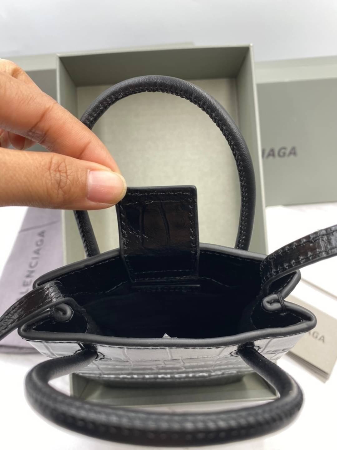 หนังแท้ BALENCIAGA Shopping Phone Pouch leather tote พกกระเป๋าช้อปปิ้งขนาดมินิ ไปทุกที่ในฤดูกาลนี้ ดีไซน์ที่ใช้ได้ทุกวันตั้งแต่หนังแบบมีเท็กซ์เจอร์ ภาพสินค้าถ่ายจากงานขายจริง ใช้งานต่างประเทศได้