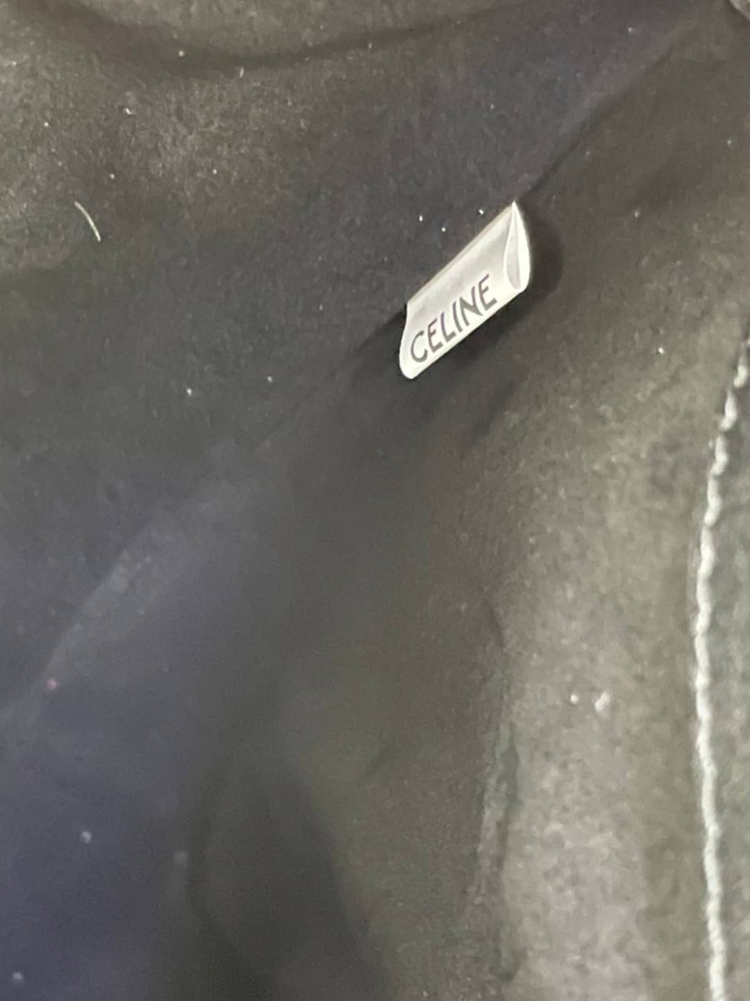 หนังแท้ CELINE SMALL BUCKET CUIR TRIOMPHE IN SMOOTH CALFSKIN / CELINE BUCKET BAG CUIR TRIOMPHE พร้อมส่งที่ไทย คอลเลคชั่นใหม่ ฮิตข้ามปี กับกระเป๋าสะพายทรงถัง ใช้งานง่ายที่สุด สายสะพายในตัว ปรับใช้ได้เลย วัสดุหนังวัว เรียบหรู ผู้ดีไปอีก โดดเด่นด้วยโลโก้เอกล